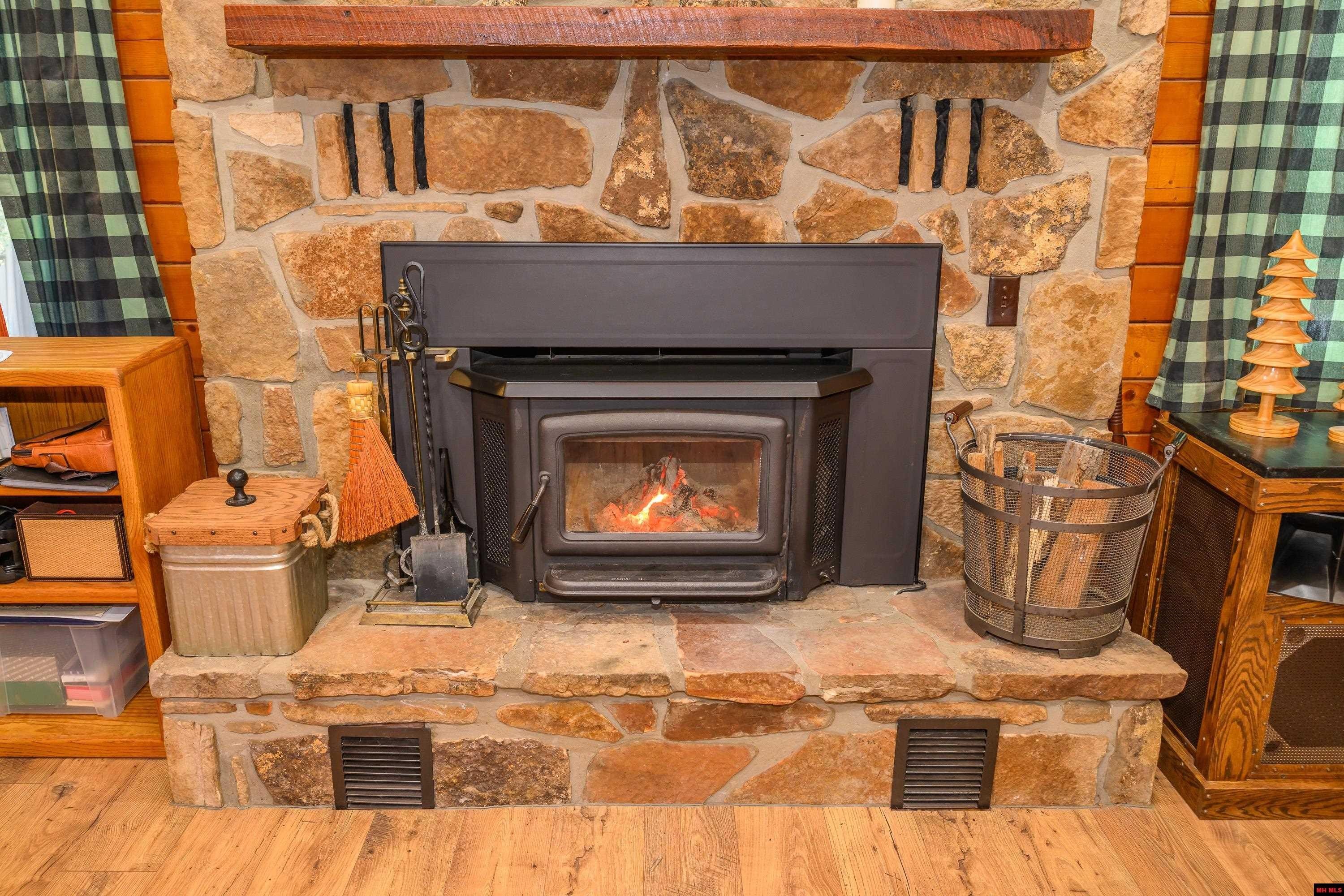 Mountain Home, Arkansas, 72653, United States, 2 Bedrooms Bedrooms, ,3 BathroomsBathrooms,Residential,For Sale,2009104