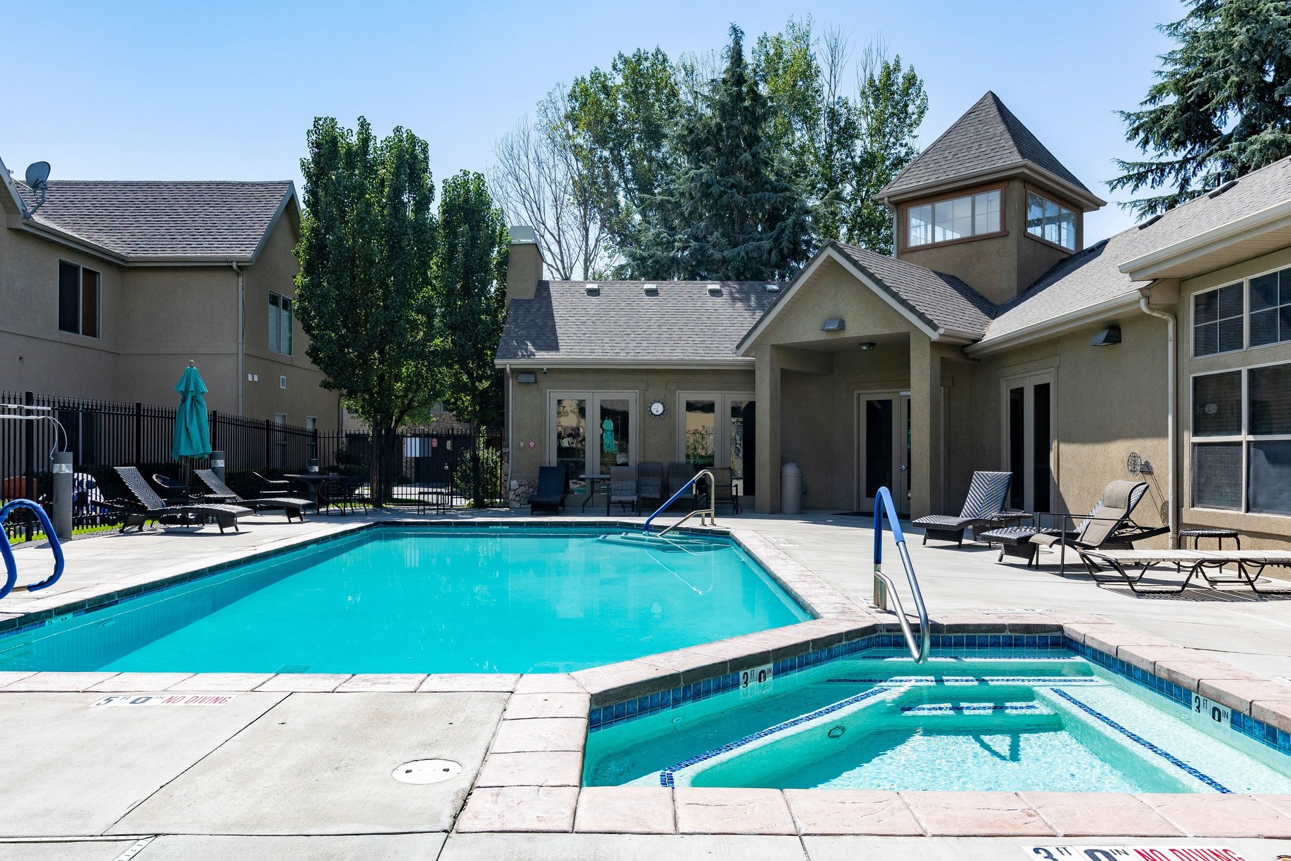  Fully Remodeled End-Unit in Prime Midvale Location - 物件實景