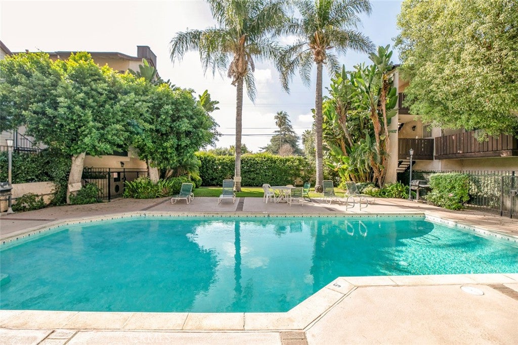 Van Nuys, California, 91411, United States, 2 Bedrooms Bedrooms, ,2 BathroomsBathrooms,Residential,For Sale,1954543