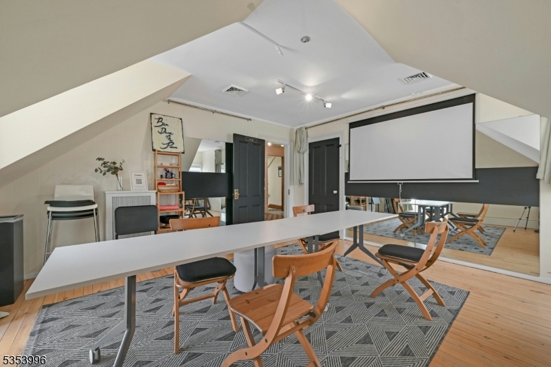 Montclair Twp., New Jersey, 07042, United States, ,Residential,For Sale,1989537