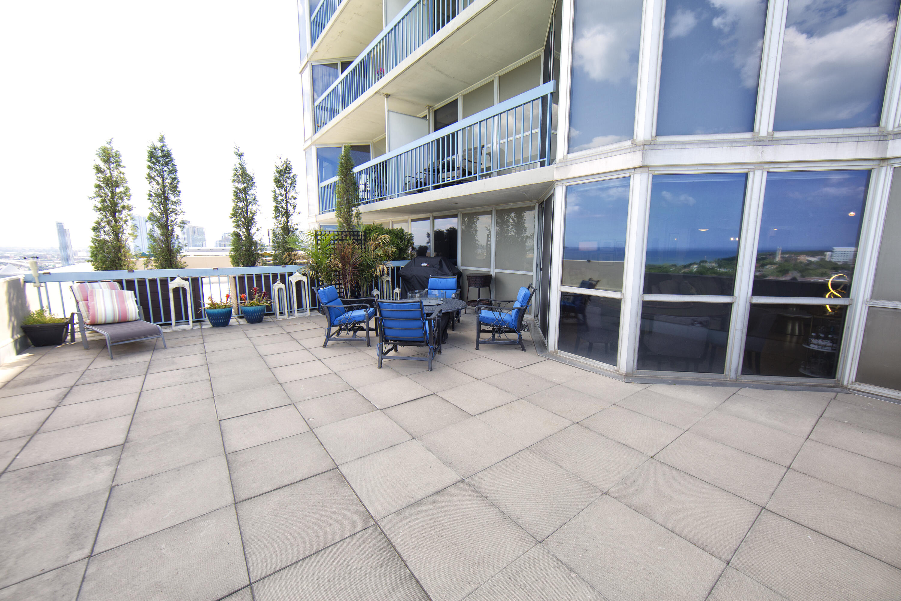 Milwaukee, Wisconsin, 53202, United States, 2 Bedrooms Bedrooms, ,3 BathroomsBathrooms,Residential,For Sale,1992022