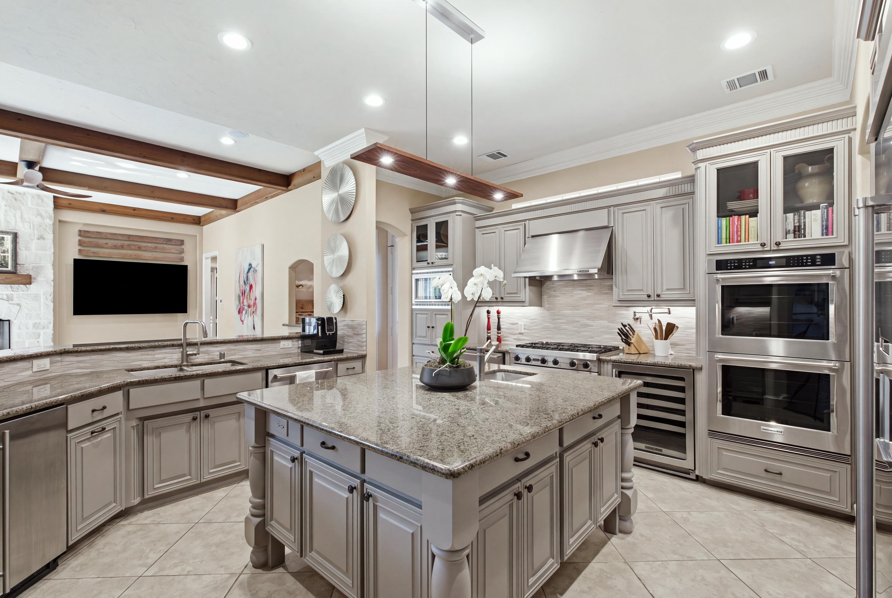  Preston Hollow Home with Pool, Primary Suite Down, 3-Car Garage & Solar - 物件實景