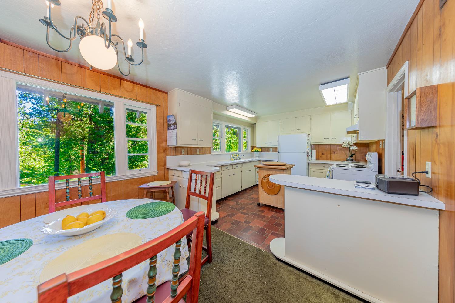Fish Camp, California, 93623, United States, 5 Bedrooms Bedrooms, ,2 BathroomsBathrooms,Residential,For Sale,1869903