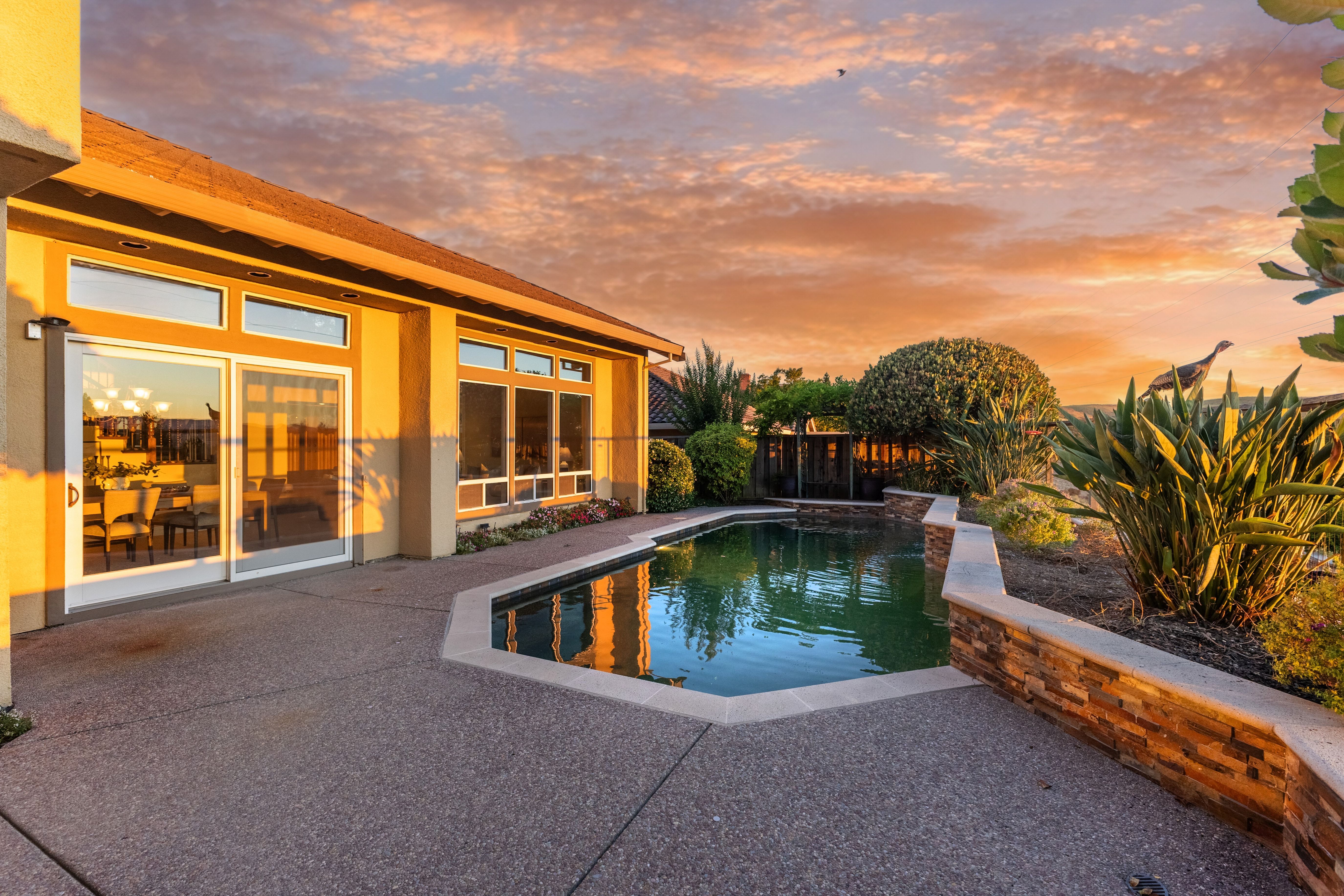  Award-Winning Curb Appeal with Spectacular Sunset Views - 物件實景