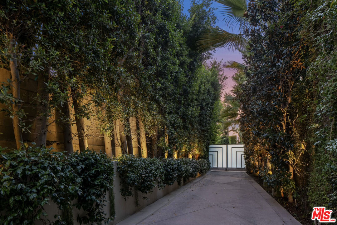 Los Angeles, California, 90069, United States, 3 Bedrooms Bedrooms, ,6 BathroomsBathrooms,Residential,For Sale,1731707