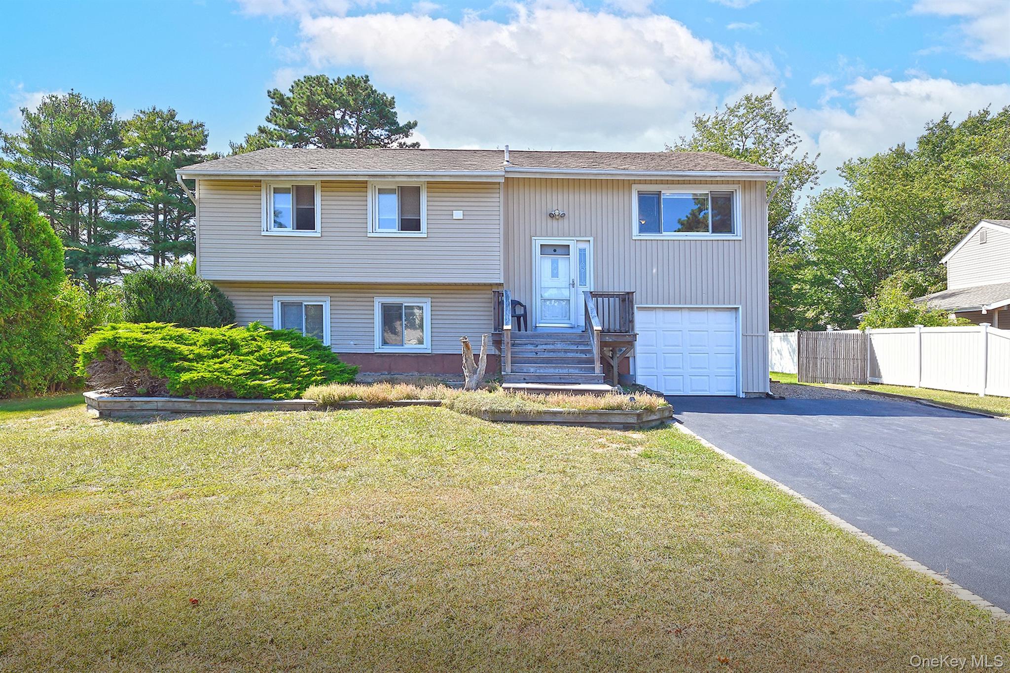 Medford, New York, 11763, United States, 5 Bedrooms Bedrooms, ,2 BathroomsBathrooms,Residential,For Sale,1947086