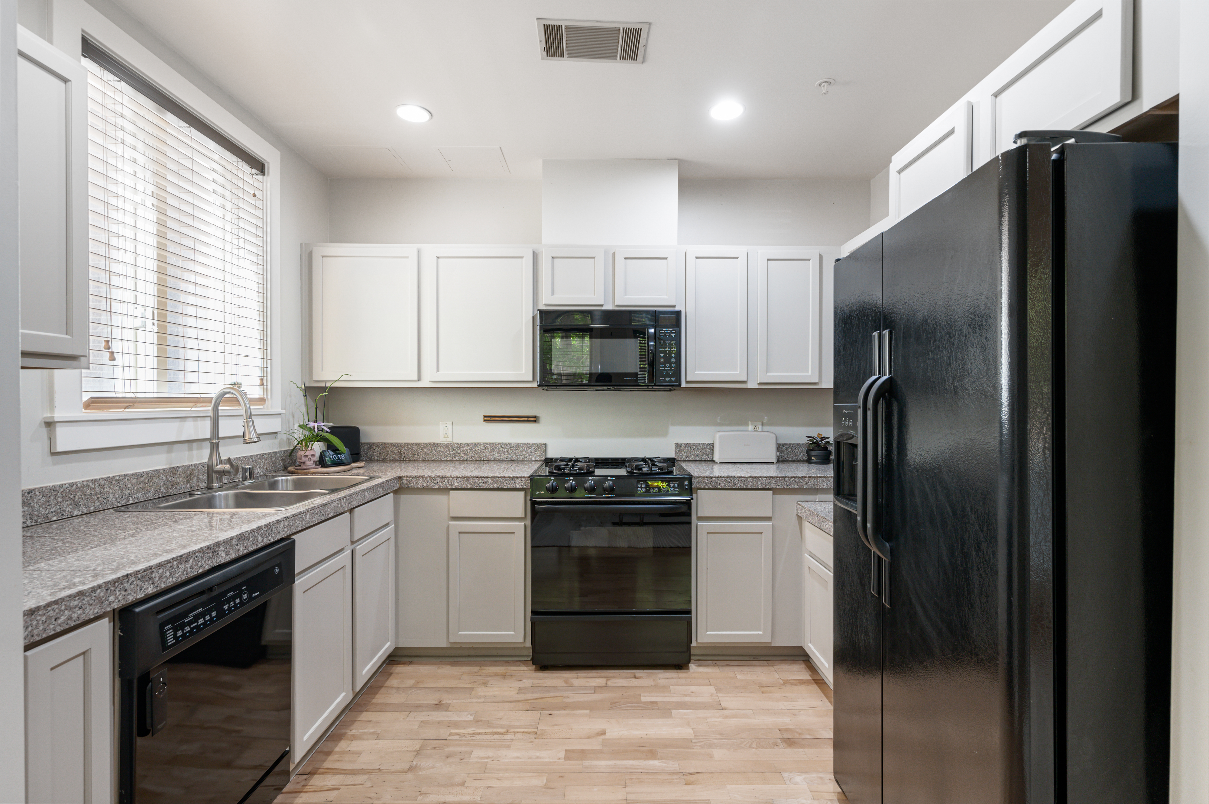  Spacious 1-Bedroom Main Floor Condo in a Prime Location - 物件實景