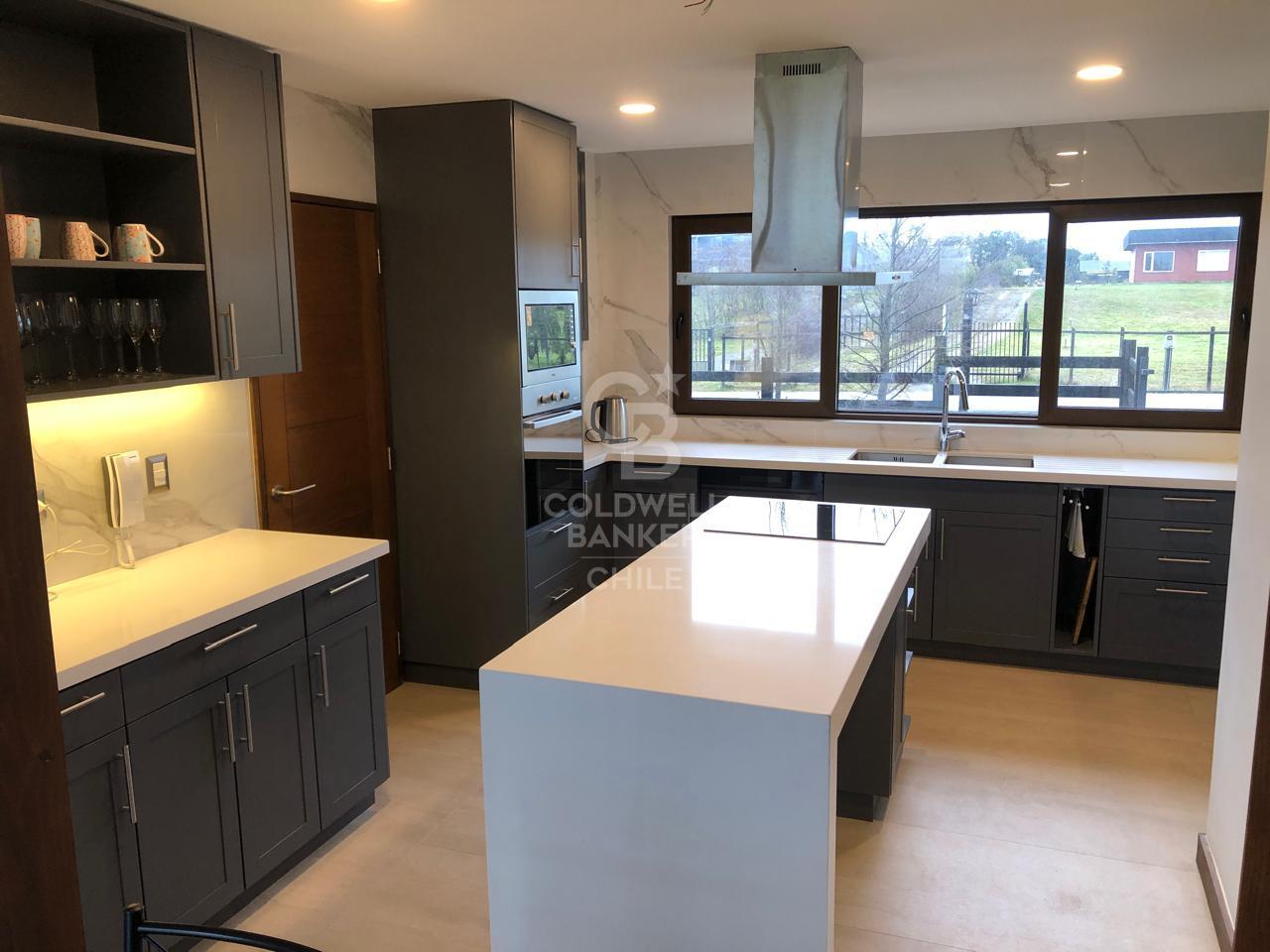 Puerto Varas, Chile, 5 Bedrooms Bedrooms, ,5 BathroomsBathrooms,Residential,For Sale,1993345