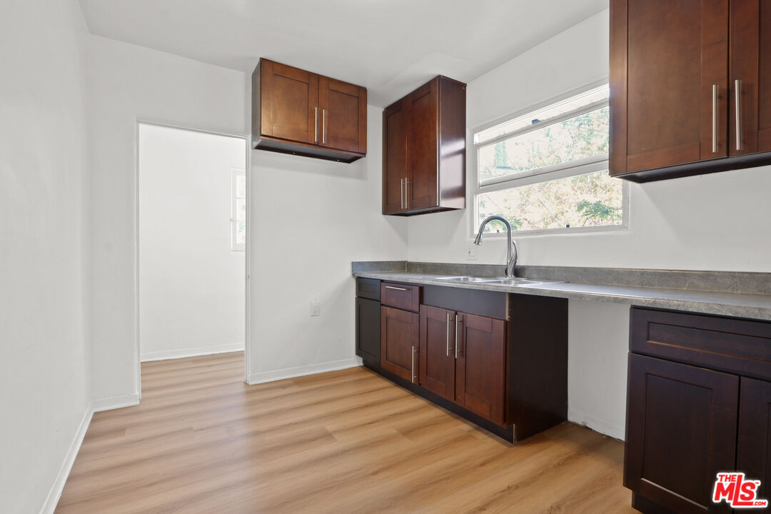 Los Angeles, California, 90035, United States, 5 Bedrooms Bedrooms, ,Residential,For Sale,1907143