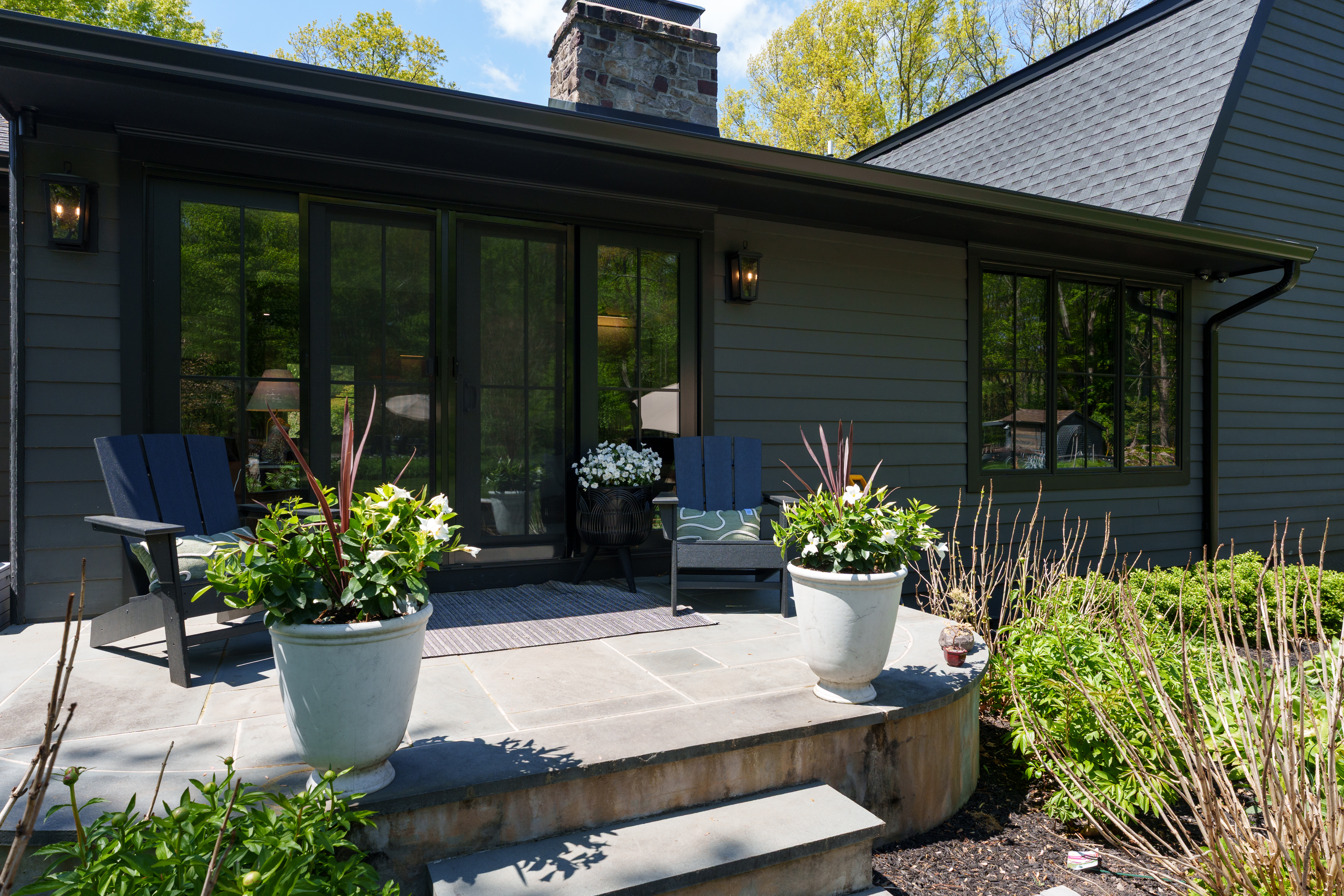  Turnkey Home Featuring Designer Kitchen, New Baths, and Resort-Style Yard - 物件實景