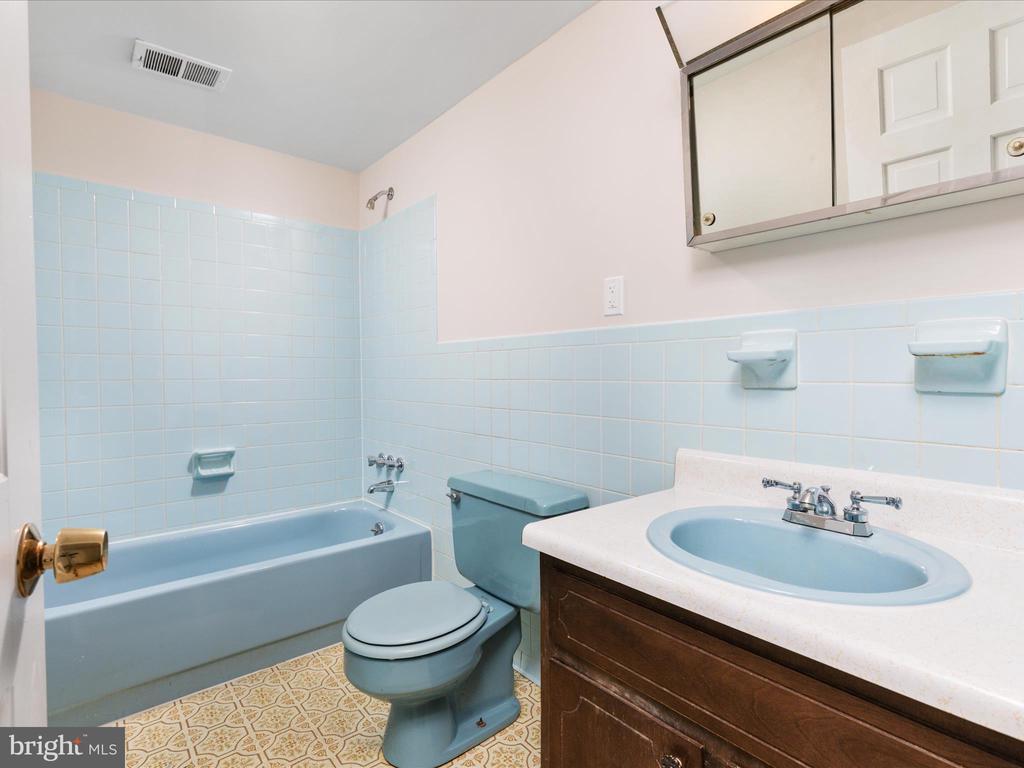 Leesburg, Virginia, 20176, United States, 6 Bedrooms Bedrooms, ,3 BathroomsBathrooms,Residential,For Sale,1979496