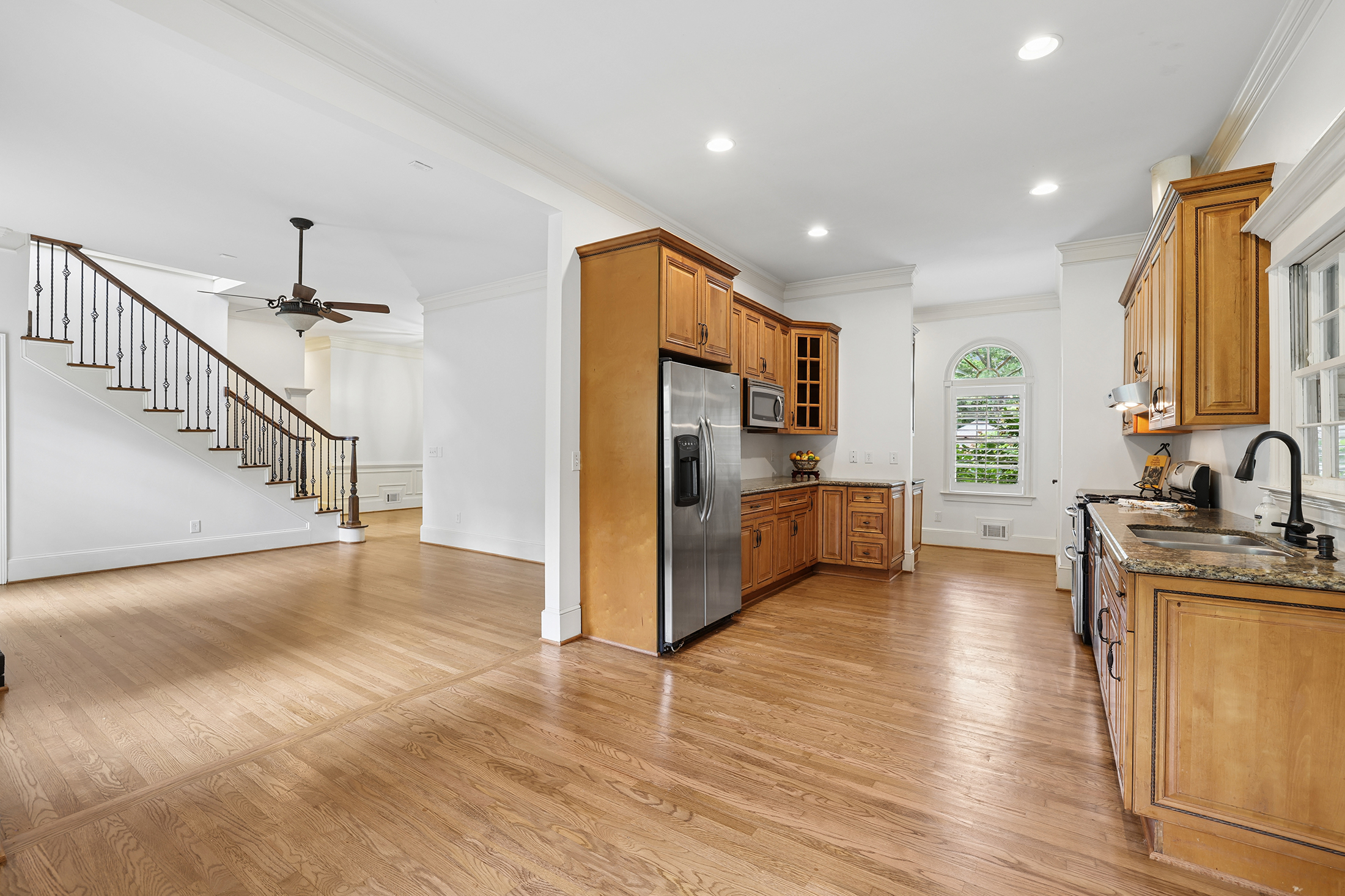  Handsome Updated Home with Amazing Space, Indoors and Out - 物件實景