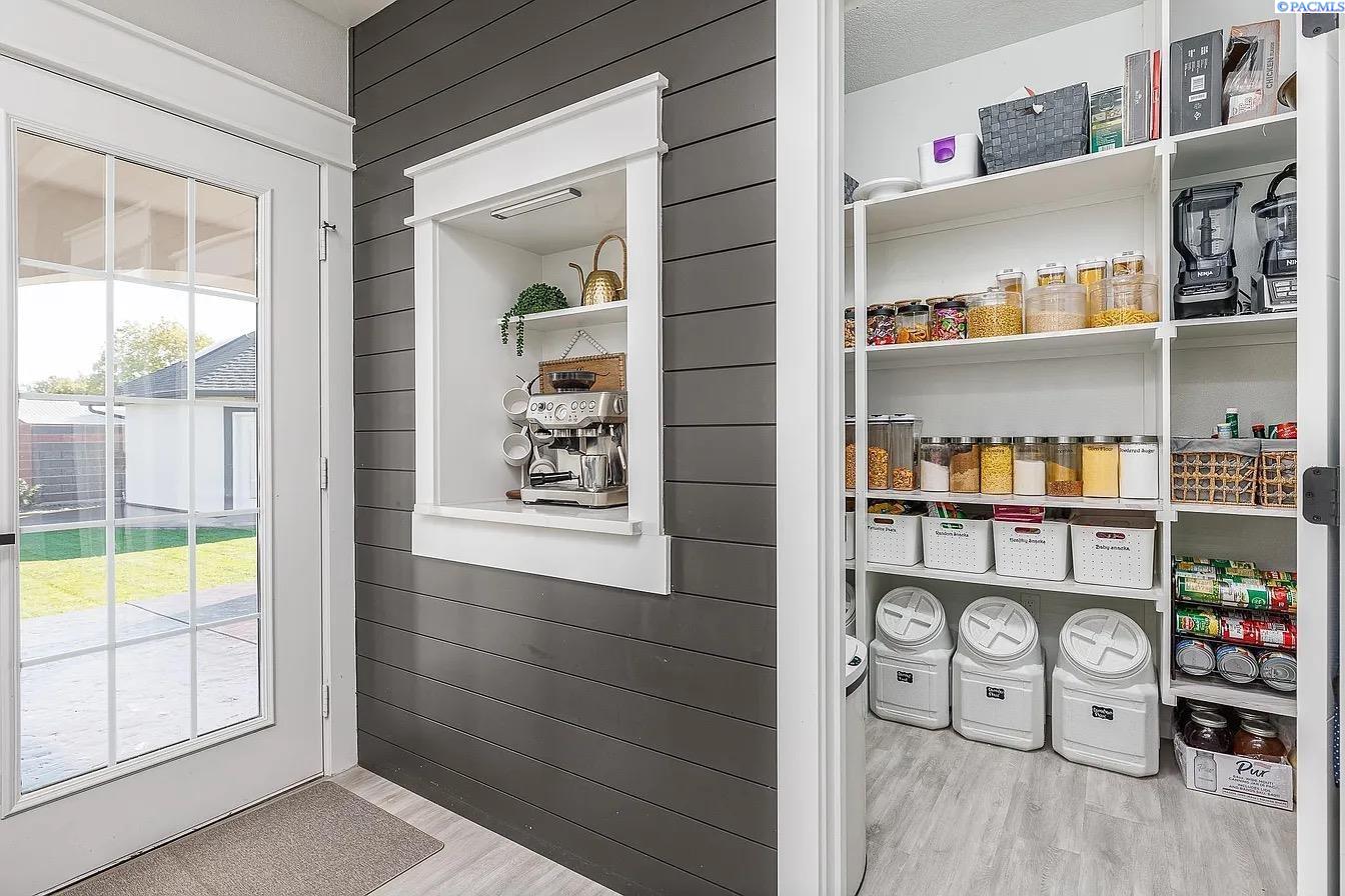 Kennewick, Washington, 99336, United States, 7 Bedrooms Bedrooms, ,7 BathroomsBathrooms,Residential,For Sale,1983847