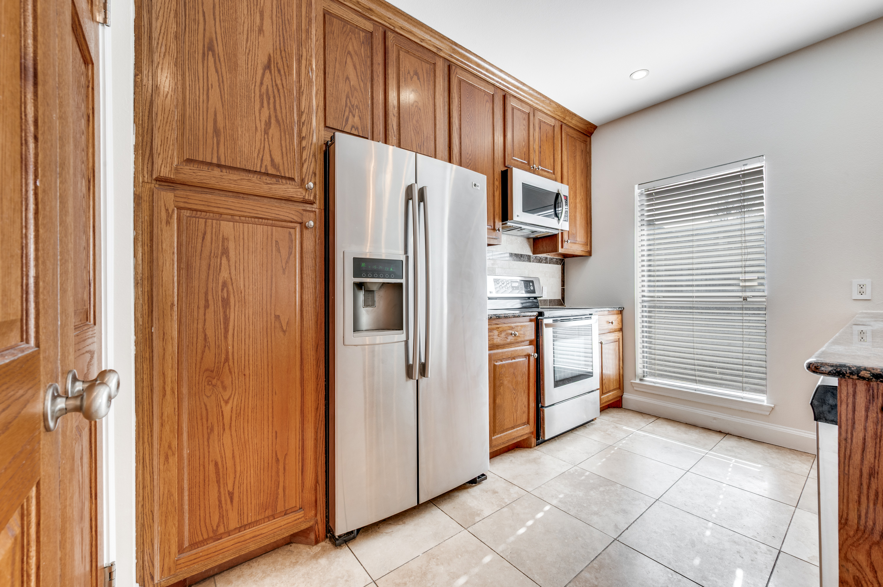  Move-In Ready Townhome: Prime Location, and Private Outdoor Space - 物件實景