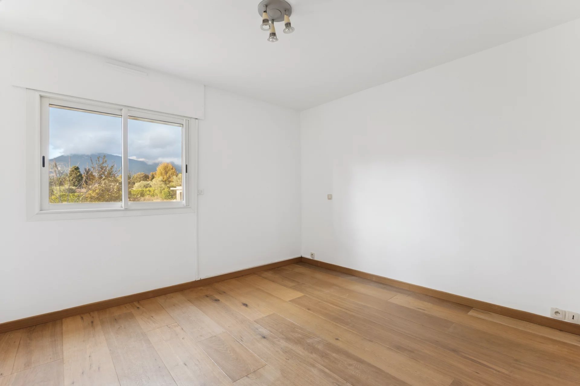 Roquefort-les-Pins, Provence-Alpes-Côte d’Azur, 06330, FR, 5 Bedrooms Bedrooms, ,4 BathroomsBathrooms,Residential,For Sale,1999073