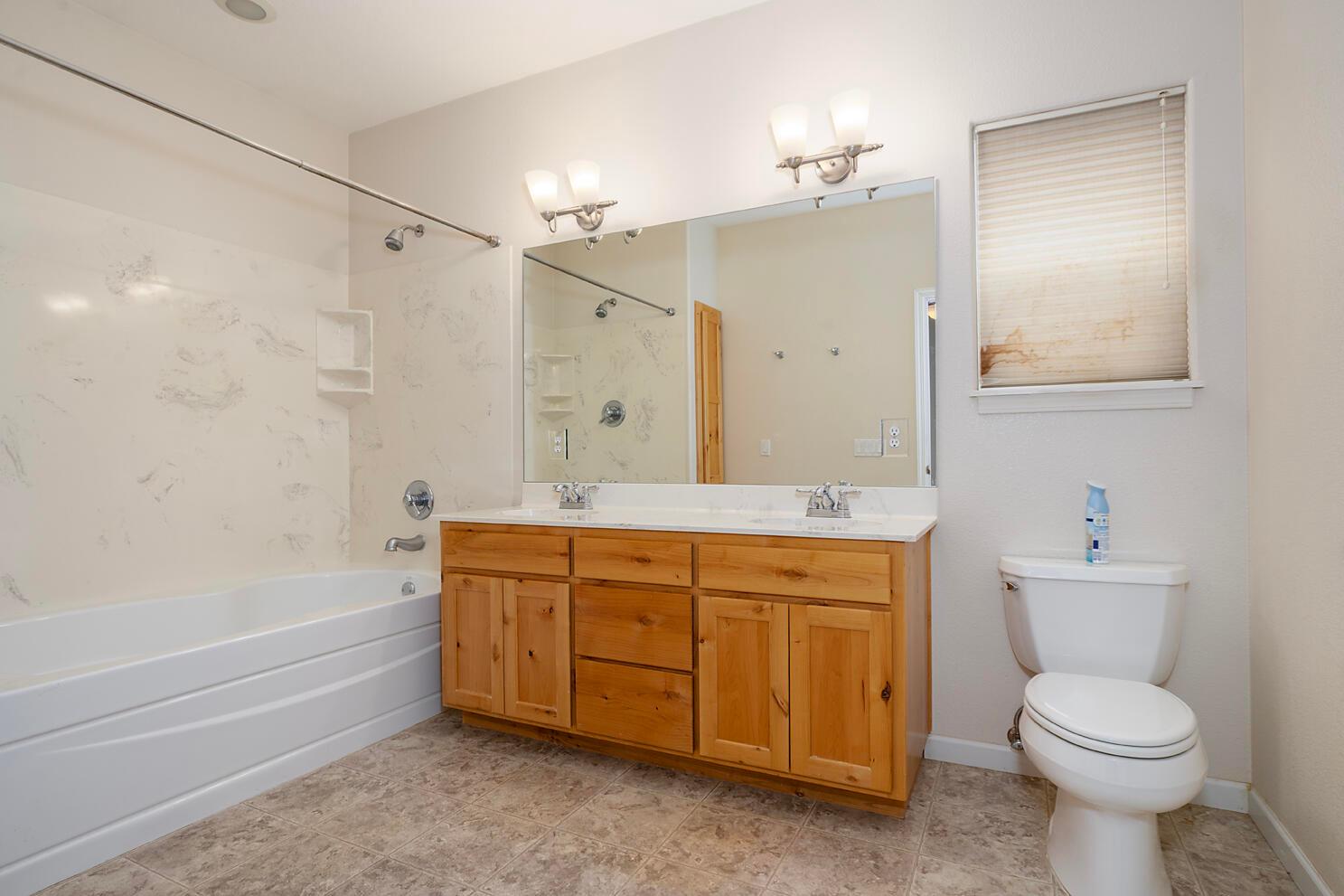 Grants Pass, Oregon, 97526, United States, 3 Bedrooms Bedrooms, ,3 BathroomsBathrooms,Residential,For Sale,1960642