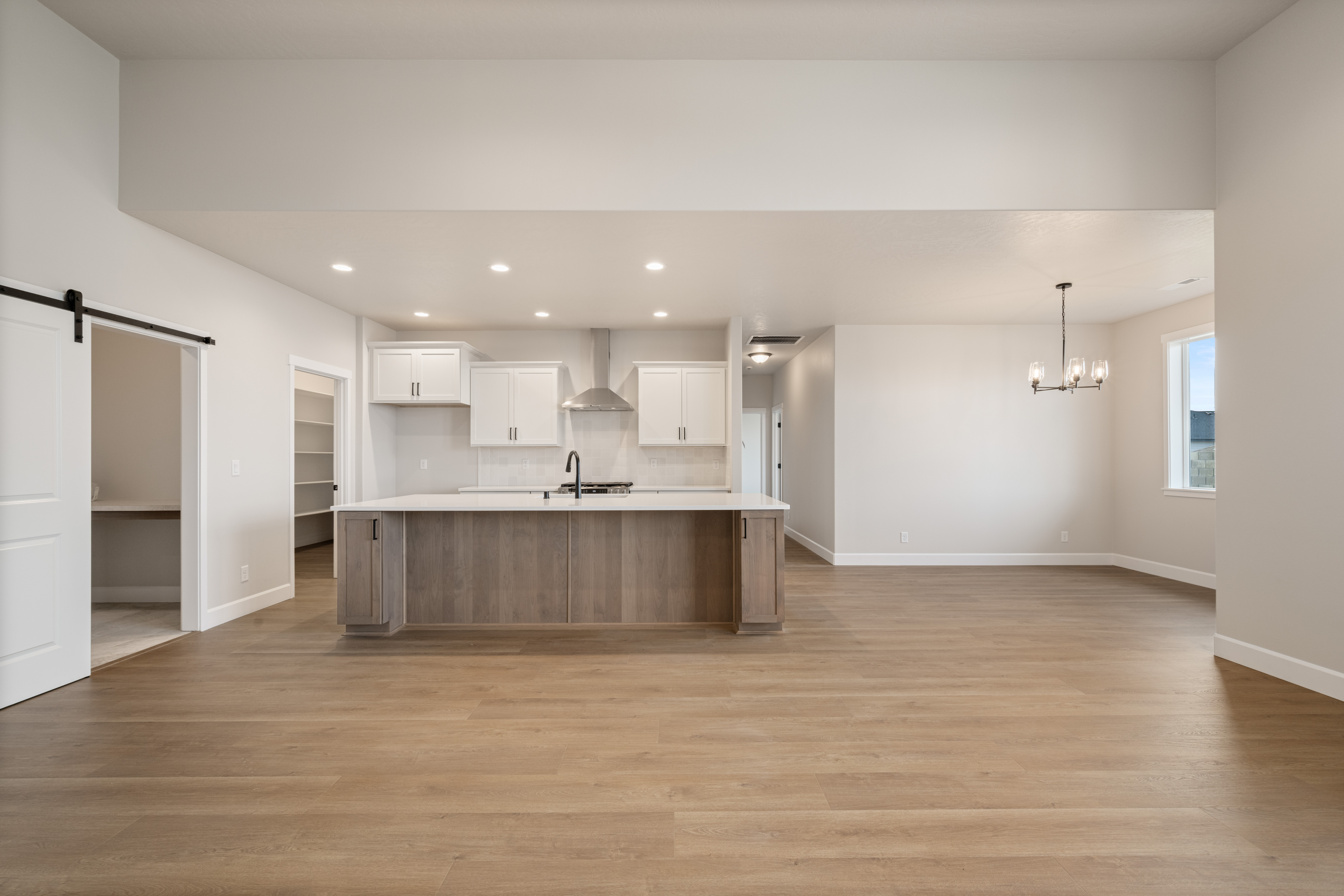  4 Beds, RV Garage & Large Pantry - 物件實景