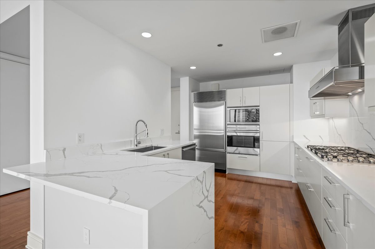 Chicago, Illinois, 60611, United States, 2 Bedrooms Bedrooms, ,3 BathroomsBathrooms,Residential,For Sale,1927398