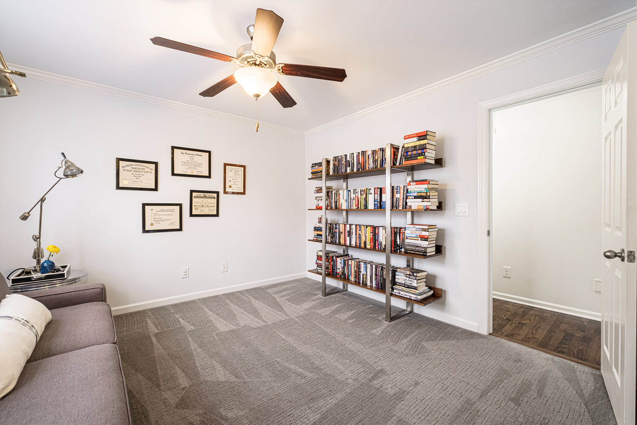  Situated on a Lush, Professionally Landscaped, Flat Lot - 物件實景