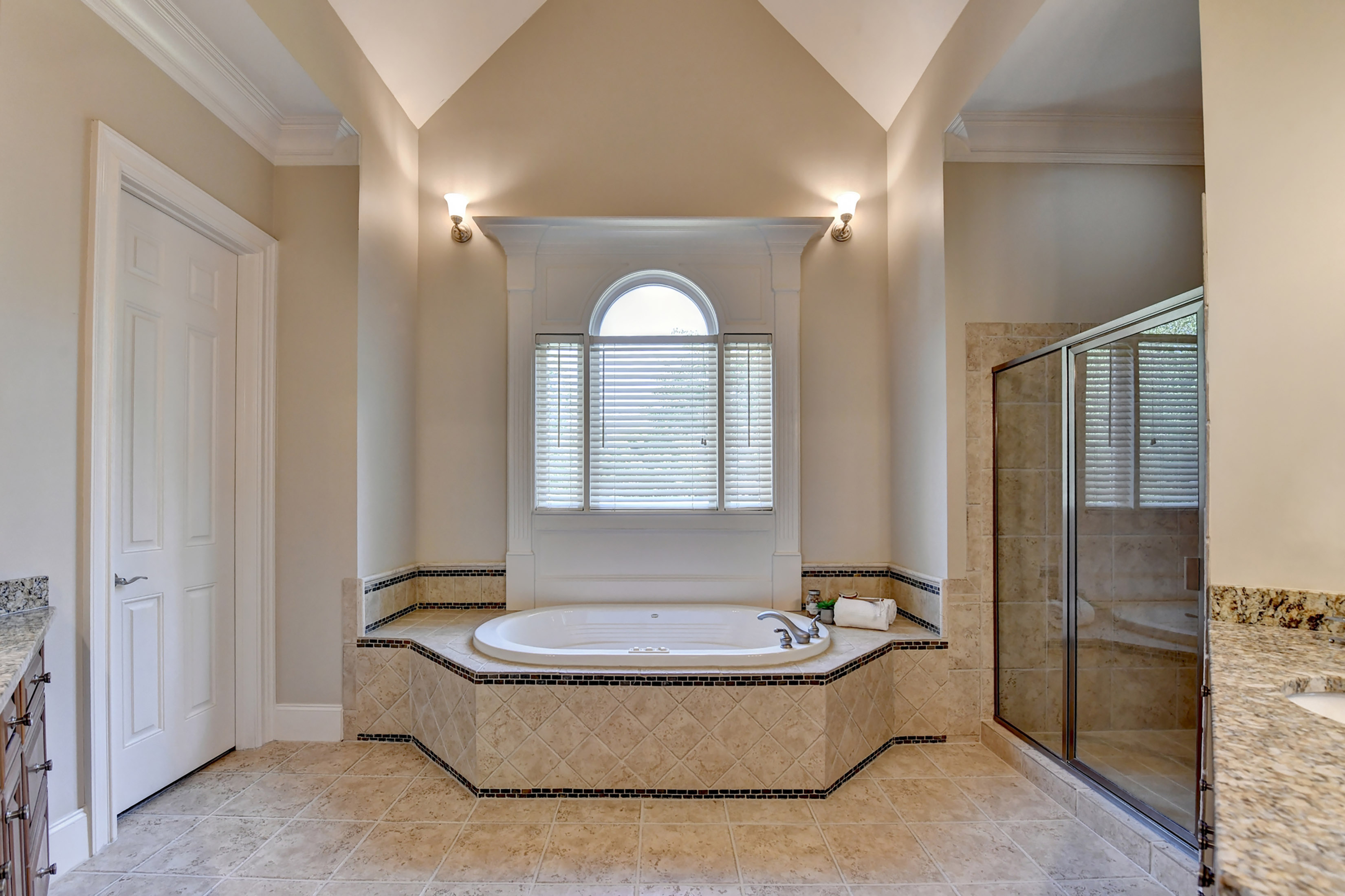  Luxury, Comfort and Privacy in One of Roswell