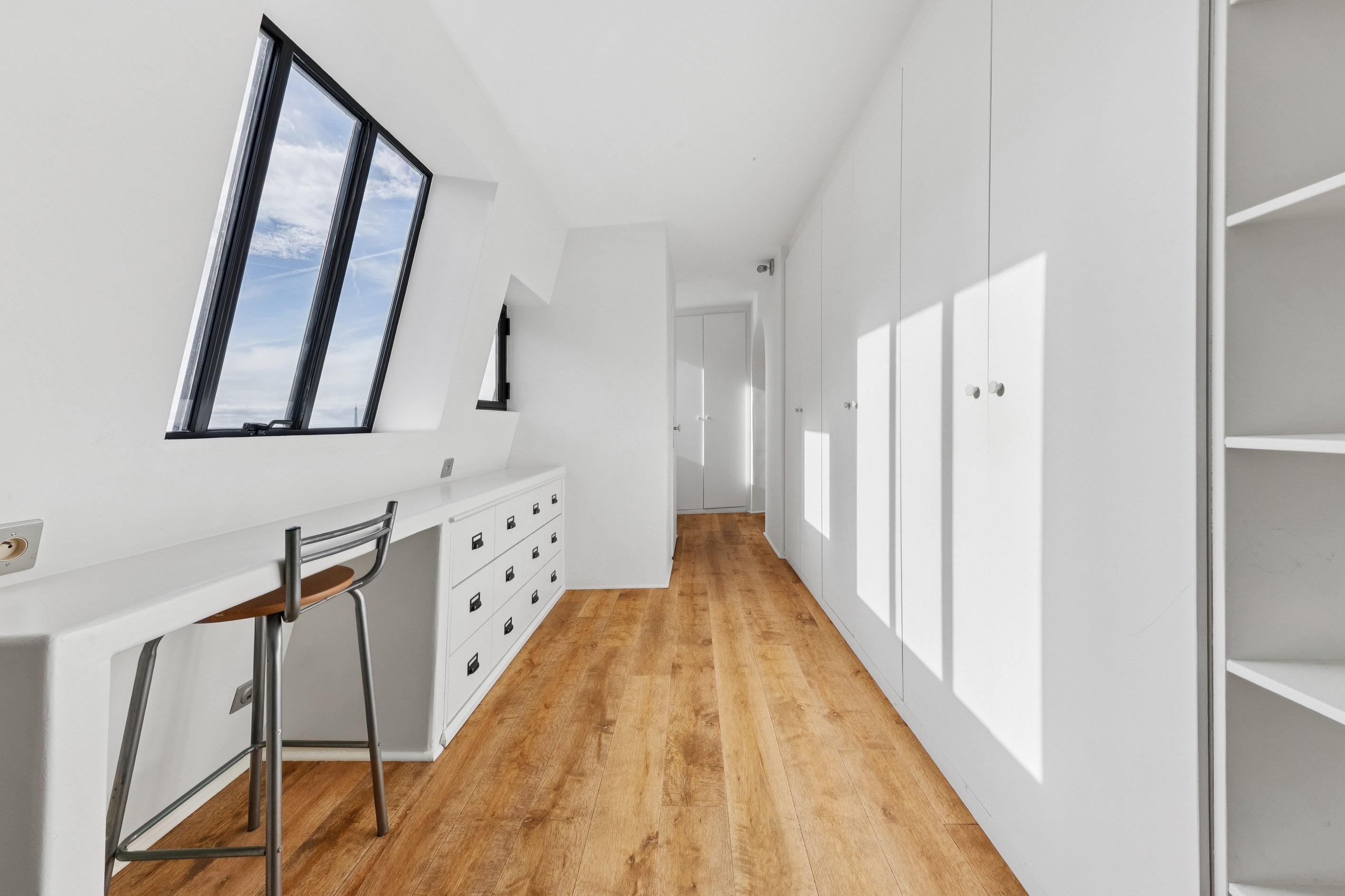  Paris IX - magnificent artist