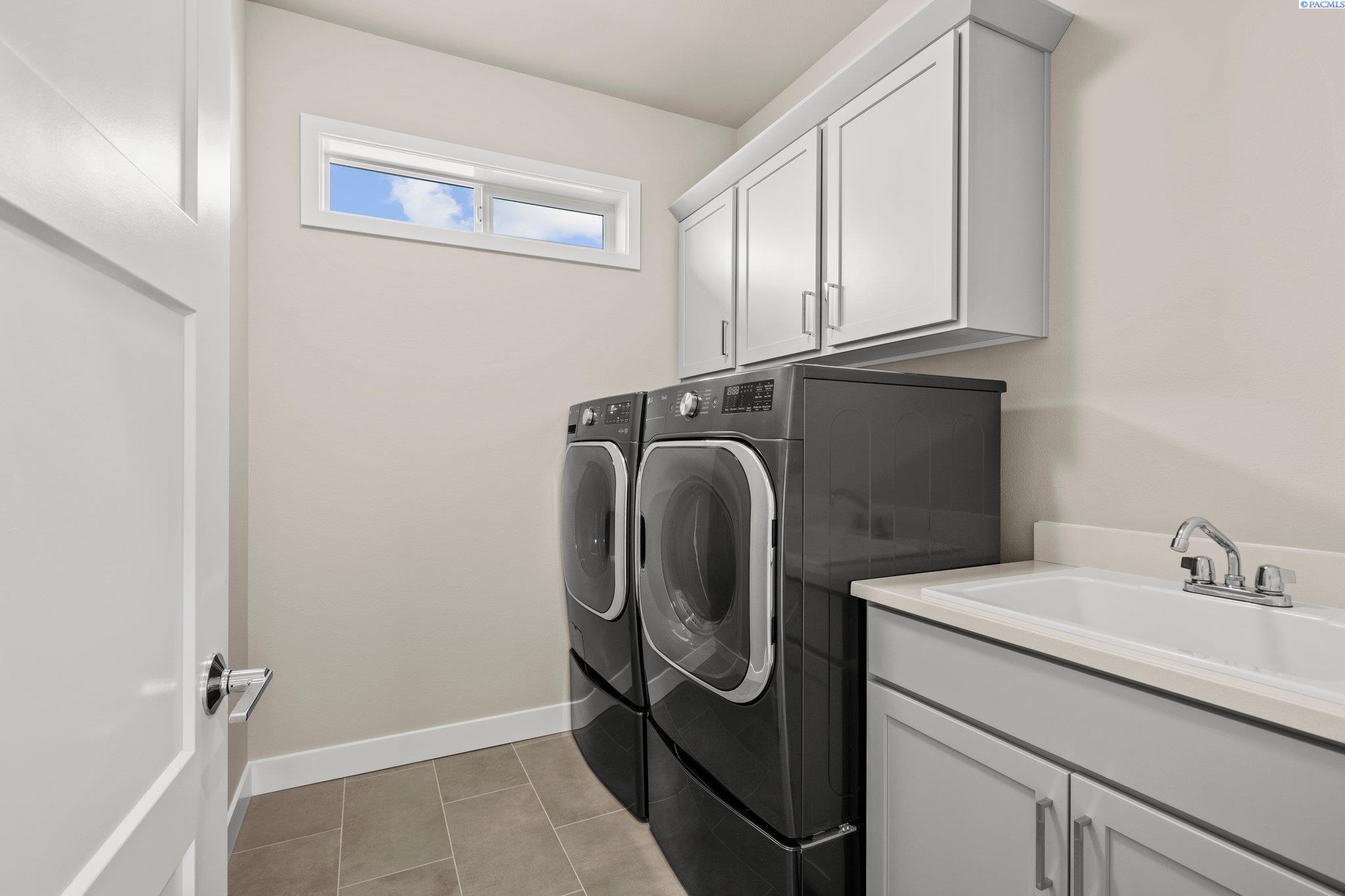 Richland, Washington, 99352, United States, 4 Bedrooms Bedrooms, ,3 BathroomsBathrooms,Residential,For Sale,1766323