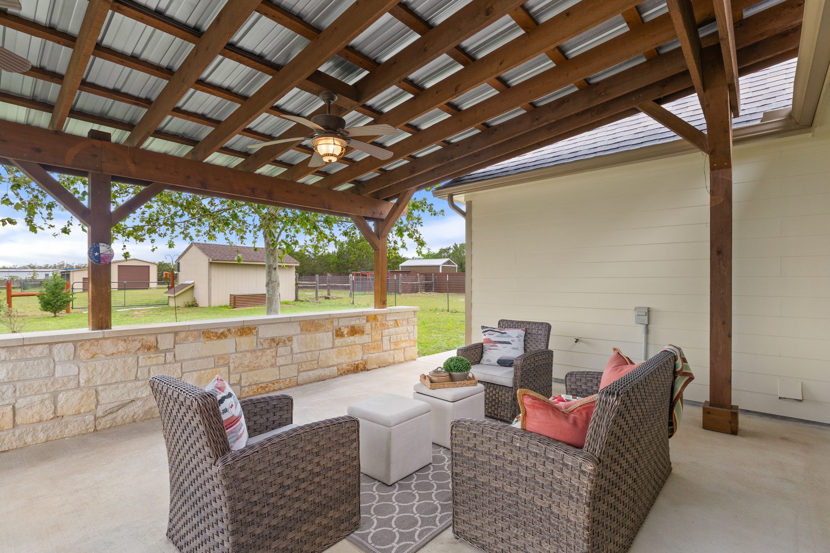  Beautiful Dripping Springs 1-Story on 2 Level Acres with Barn in Chama Trace - 物件實景