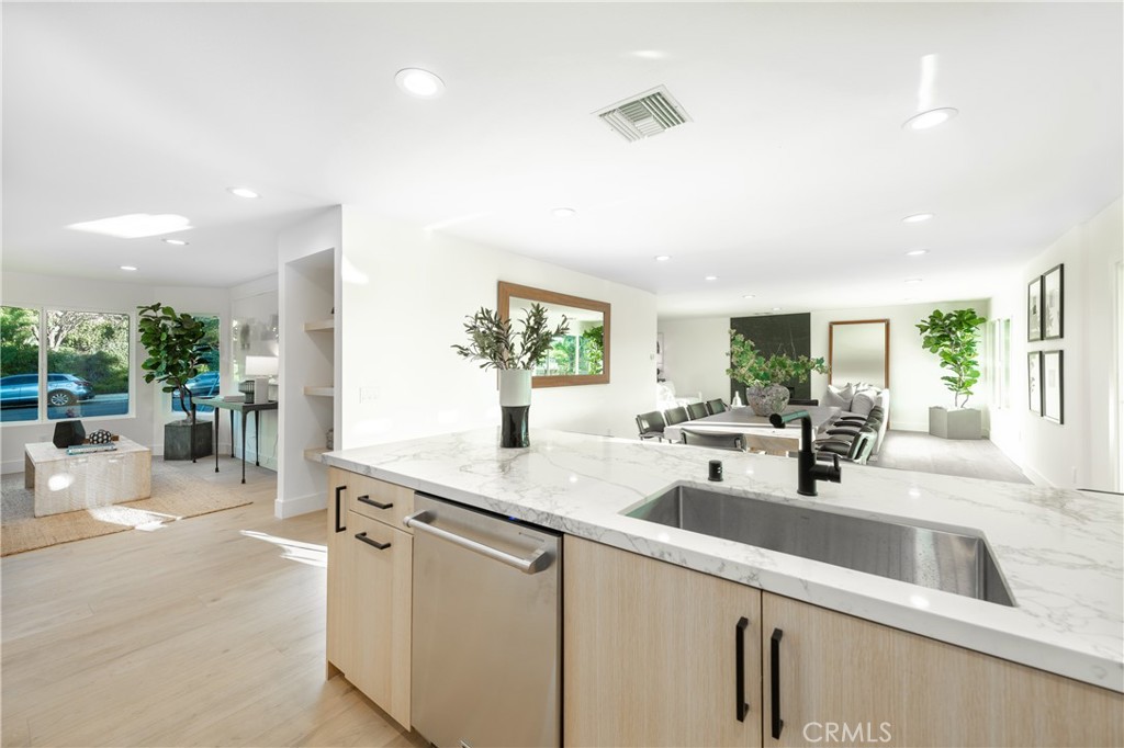 Woodland Hills, California, 91367, United States, 5 Bedrooms Bedrooms, ,4 BathroomsBathrooms,Residential,For Sale,2003511