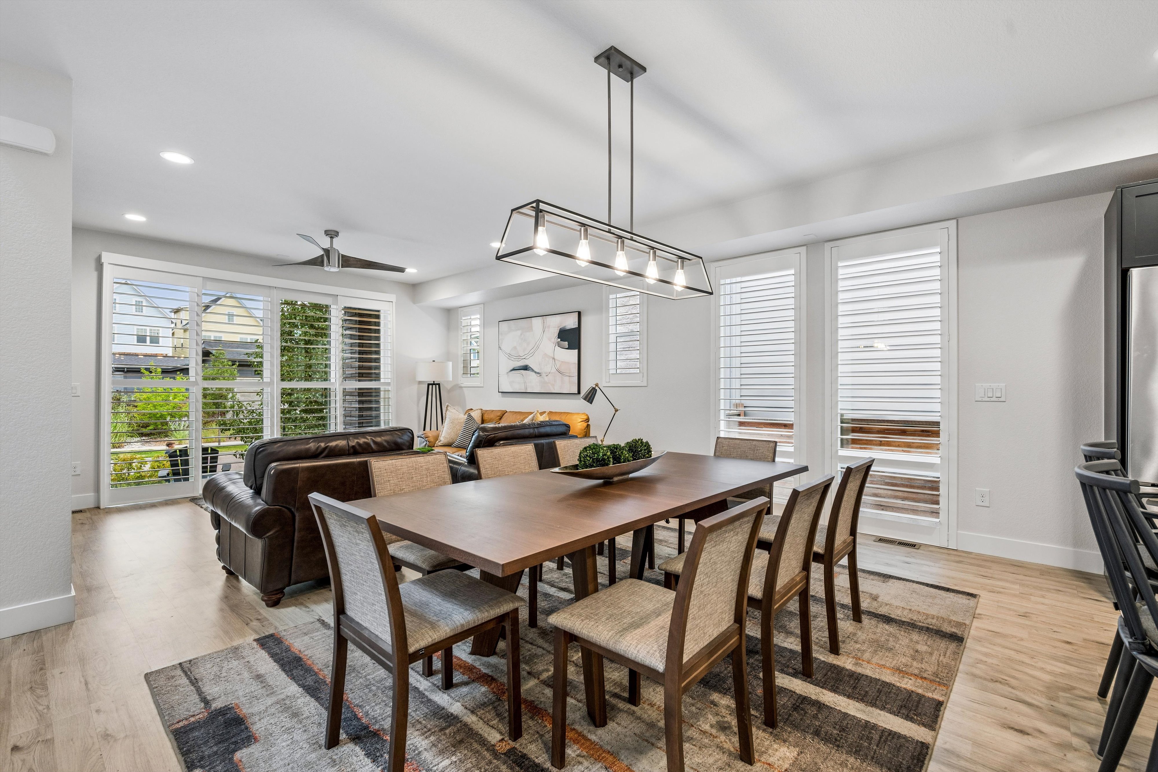  Thoughtfully designed and exceptionally maintained, this light-filled home offer - 物件實景