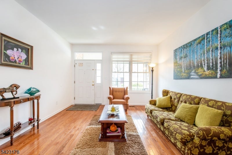 Wayne Twp., New Jersey, 07470, United States, 3 Bedrooms Bedrooms, ,3 BathroomsBathrooms,Residential,For Sale,2037003