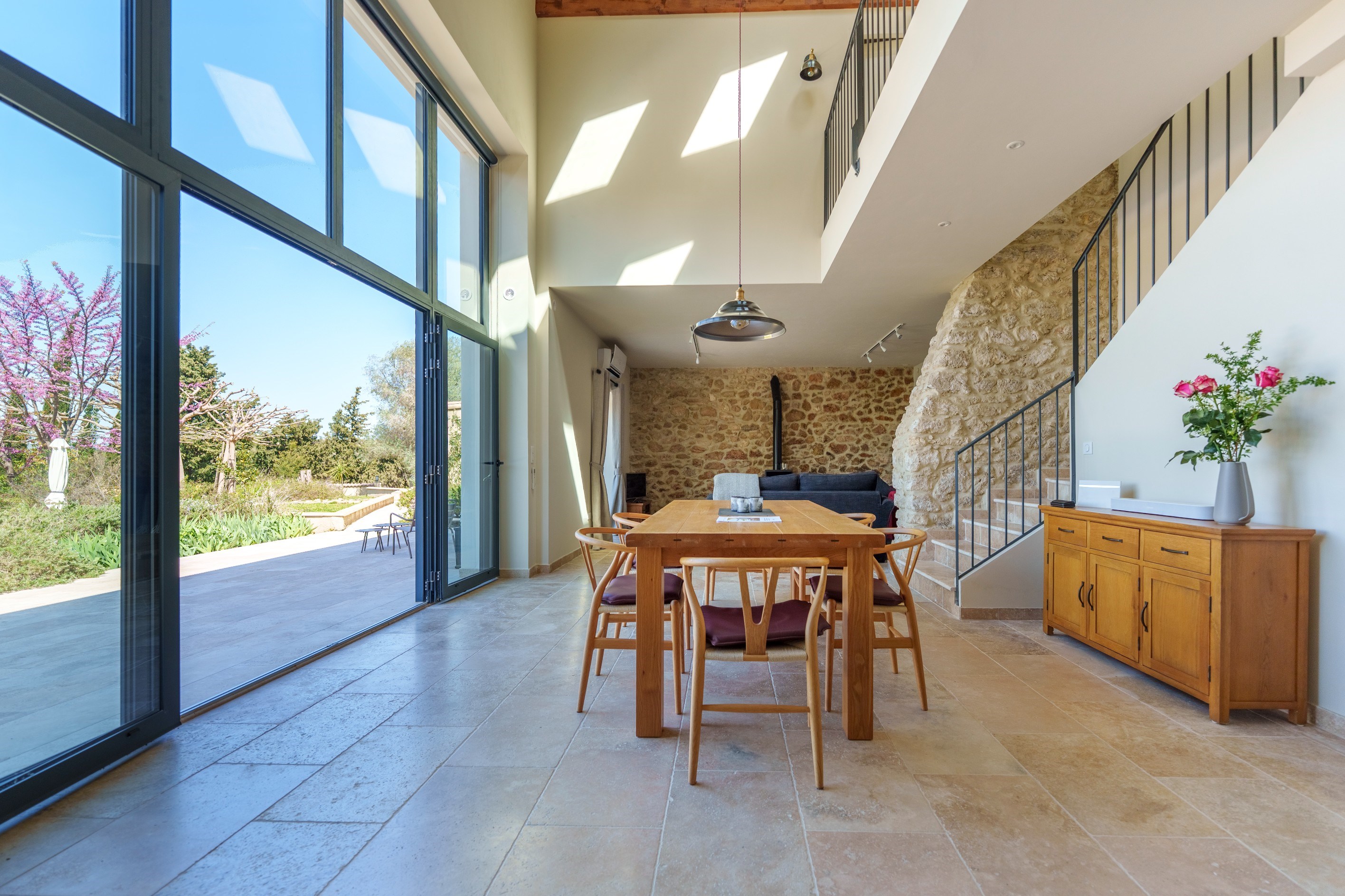  Character property within a vineyard estate — renovated barn with pool and exce… - 物件實景