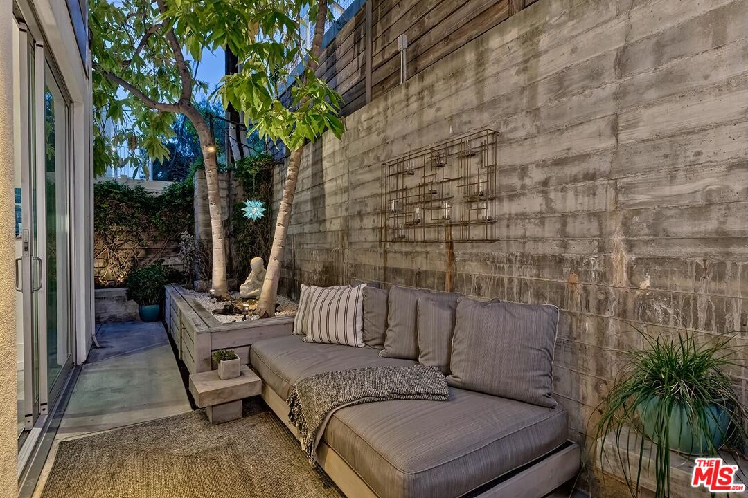West Hollywood, California, 90069, United States, 2 Bedrooms Bedrooms, ,2 BathroomsBathrooms,Residential,For Sale,1760061