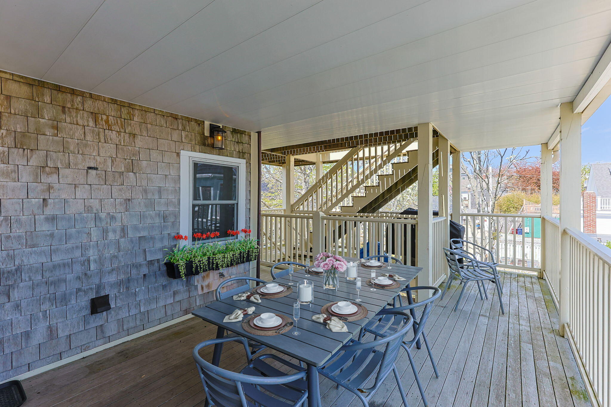  Private West End Escape with Expansive Deck and Natural Light - 物件實景