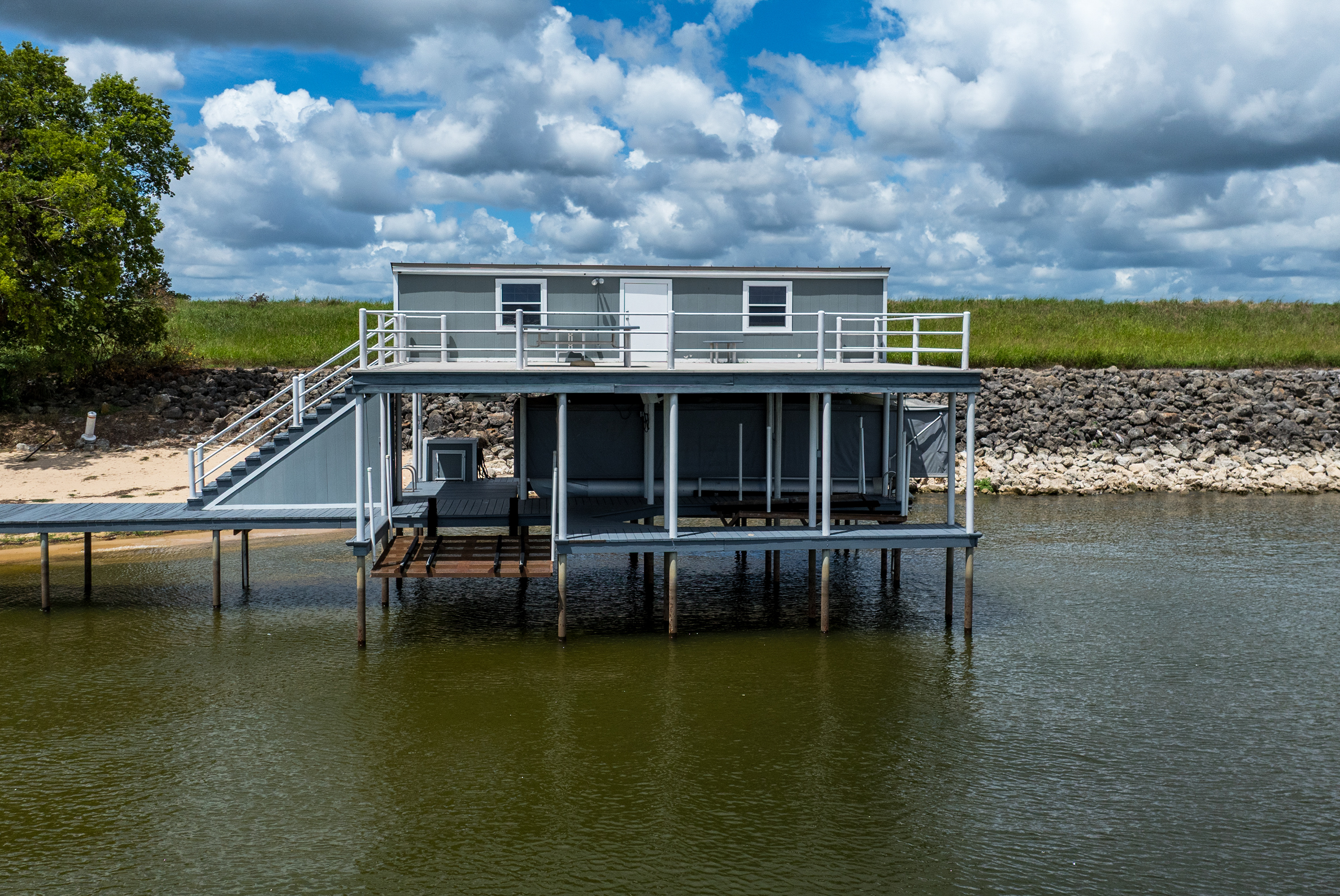  Waterfront Compound on 3.746 Acres at Cedar Creek Lake - 物件實景