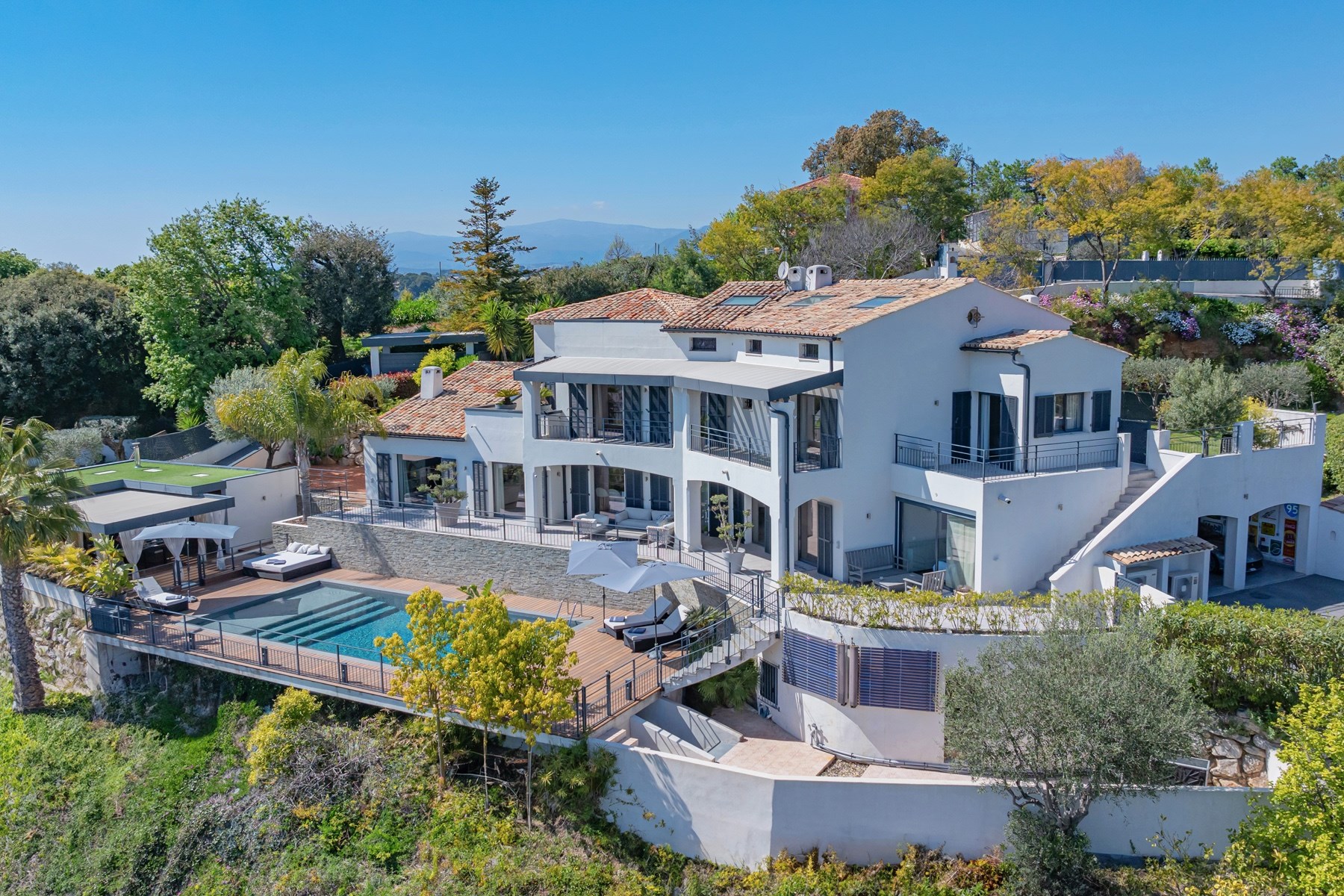  Hills of Cagnes-sur-Mer, luxury renovated sea view villa in a private estate ne… - 物件實景