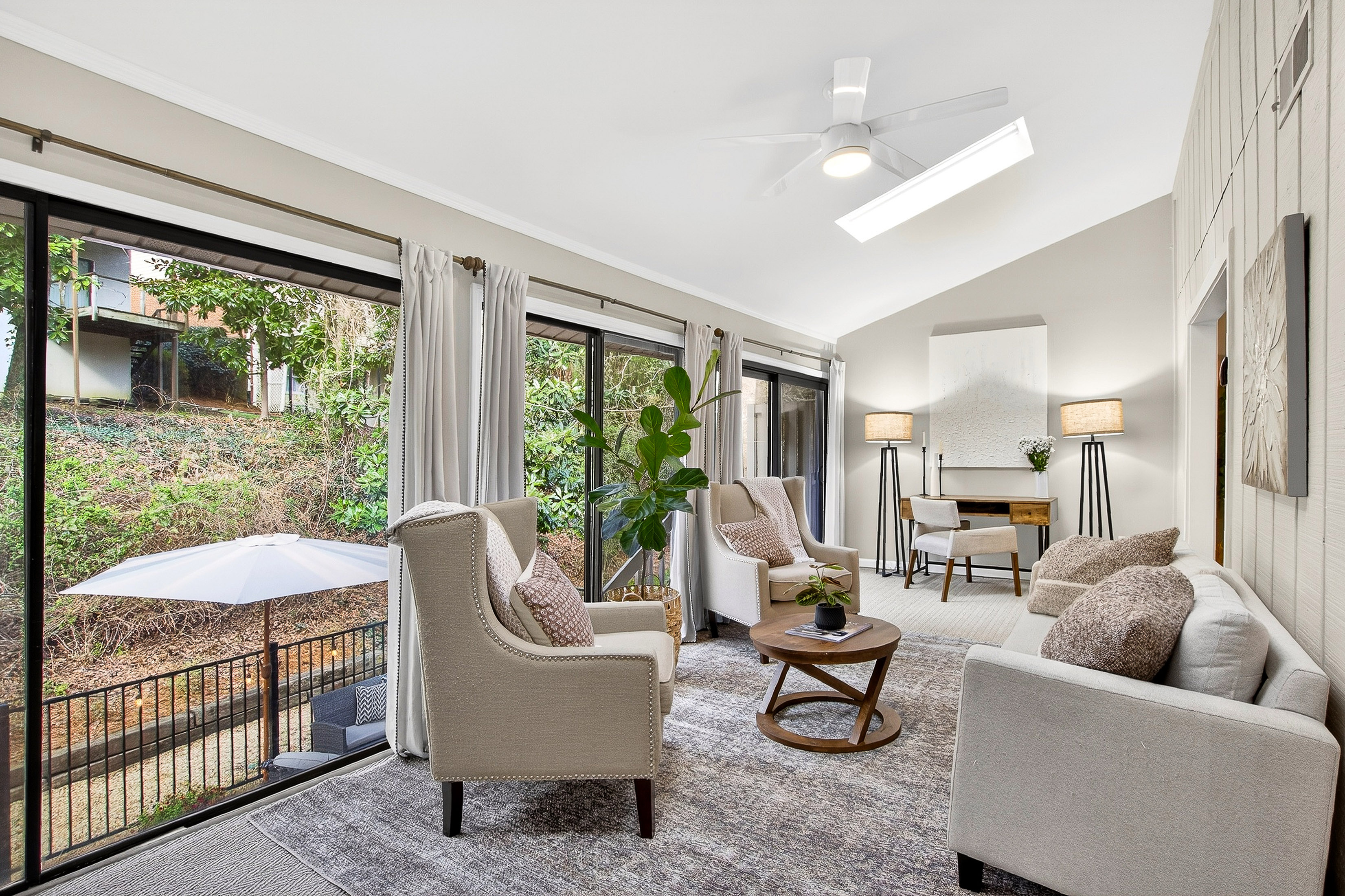  Spacious and Updated Townhome Offers Comfort, Charm and Convenience - 物件實景