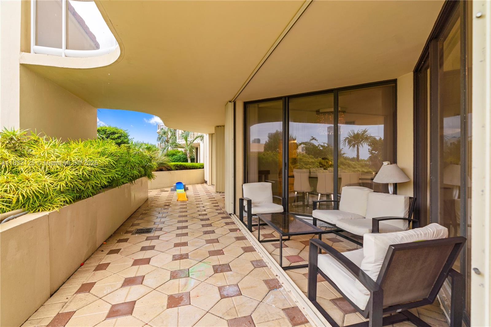 Aventura, Florida, 33180, United States, 2 Bedrooms Bedrooms, ,3 BathroomsBathrooms,Residential,For Sale,1885240