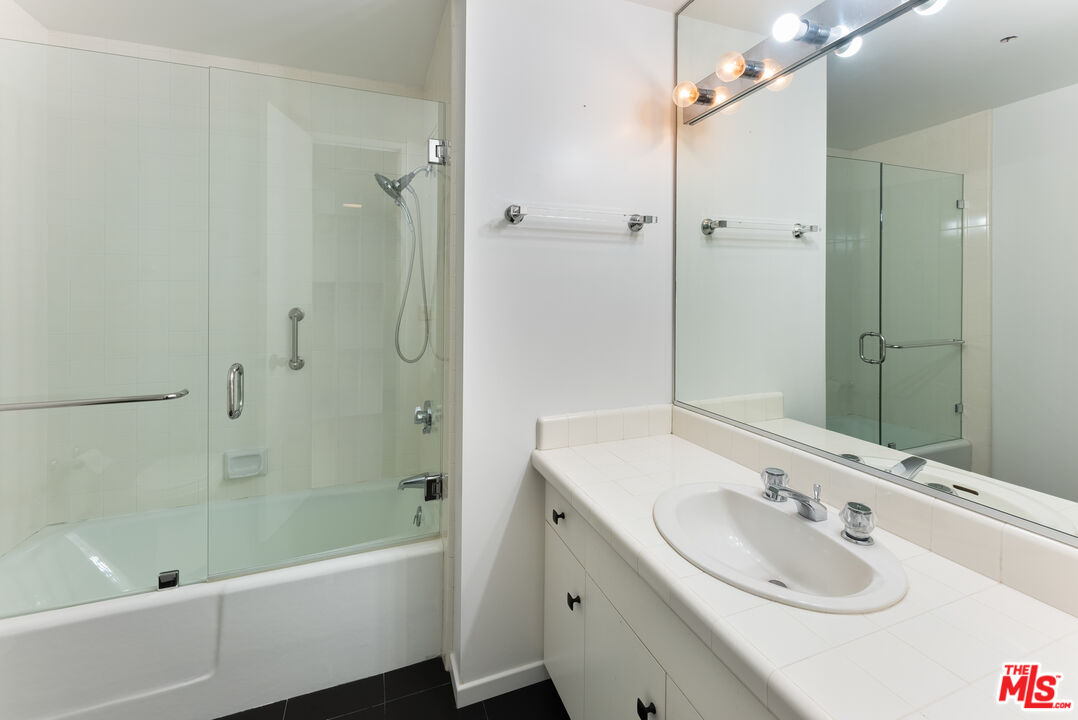 Los Angeles, California, 90024, United States, 2 Bedrooms Bedrooms, ,3 BathroomsBathrooms,Residential,For Sale,1883580