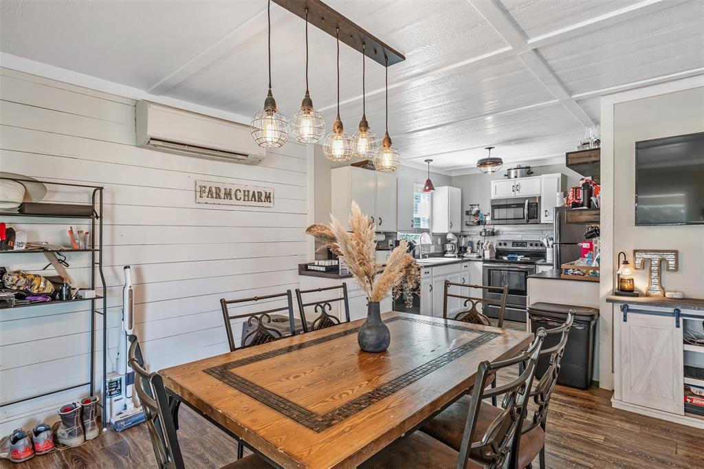 Mineola, Texas, 75773, United States, 3 Bedrooms Bedrooms, ,3 BathroomsBathrooms,Residential,For Sale,1947145