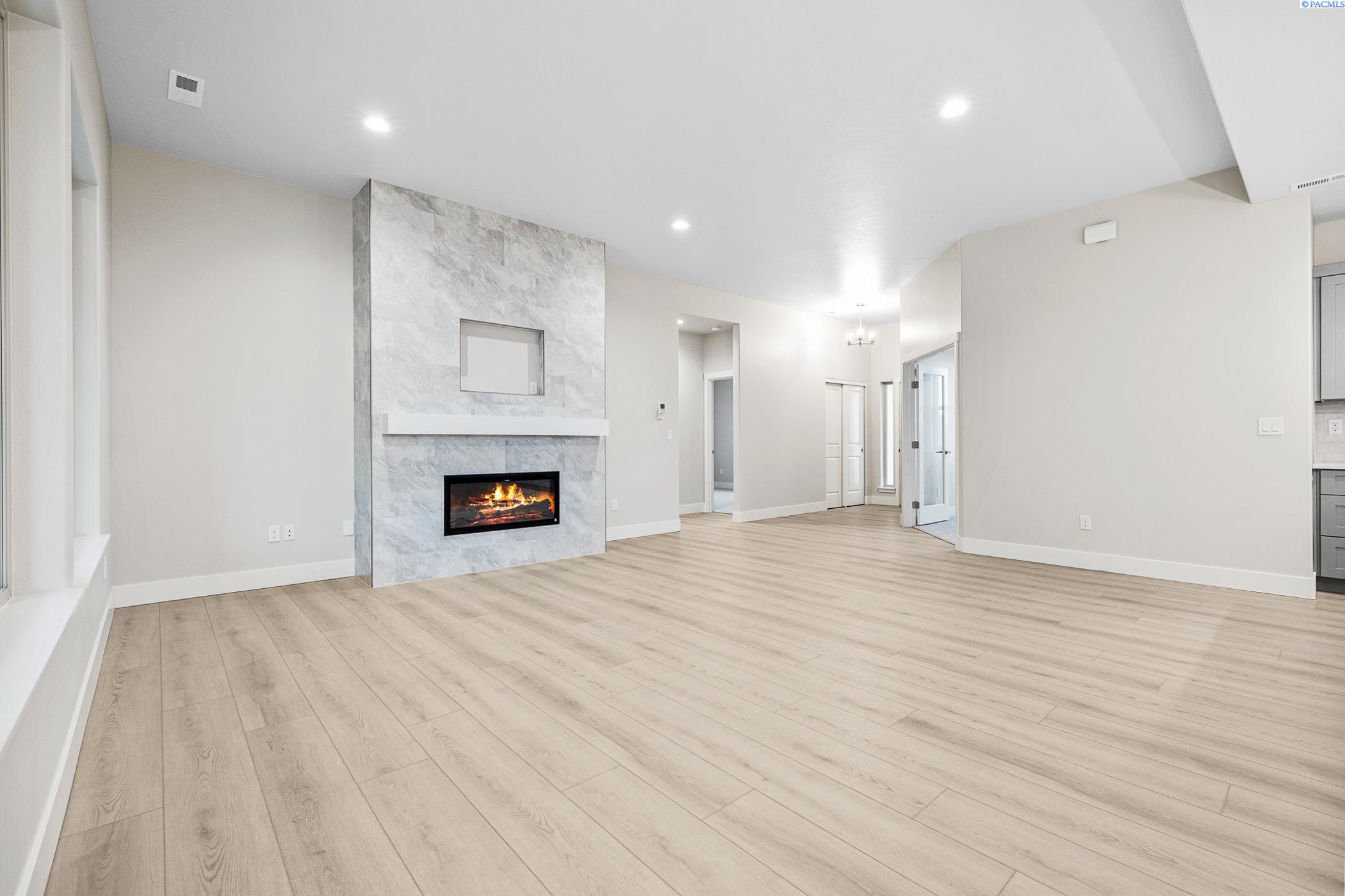 Kennewick, Washington, 99338, United States, 4 Bedrooms Bedrooms, ,2 BathroomsBathrooms,Residential,For Sale,1987872