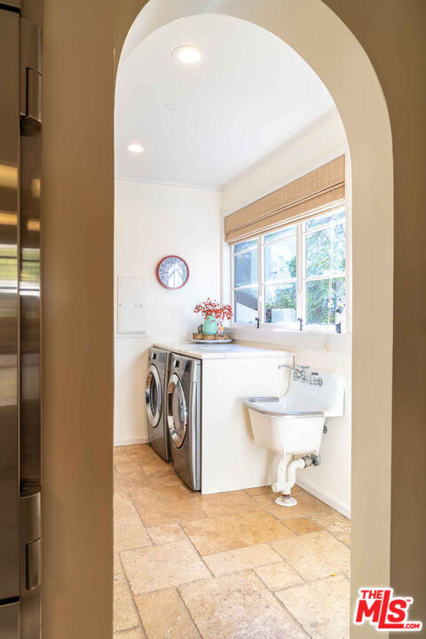 Los Angeles, California, 90004, United States, 4 Bedrooms Bedrooms, ,5 BathroomsBathrooms,Residential,For Sale,1989433