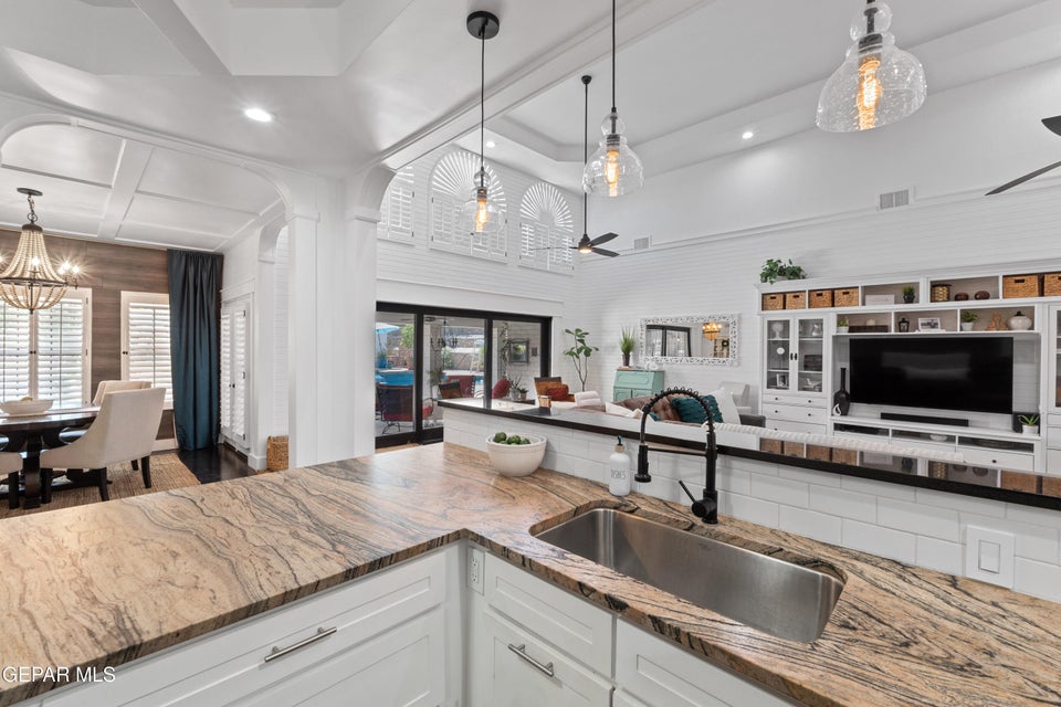 El Paso, Texas, 79936, United States, 5 Bedrooms Bedrooms, ,5 BathroomsBathrooms,Residential,For Sale,1980417