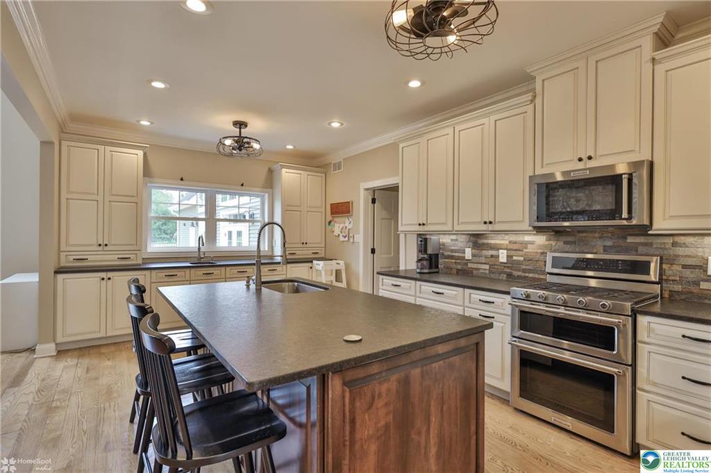 Stroudsburg, Pennsylvania, 18360-6926, United States, 7 Bedrooms Bedrooms, ,4 BathroomsBathrooms,Residential,For Sale,1904497