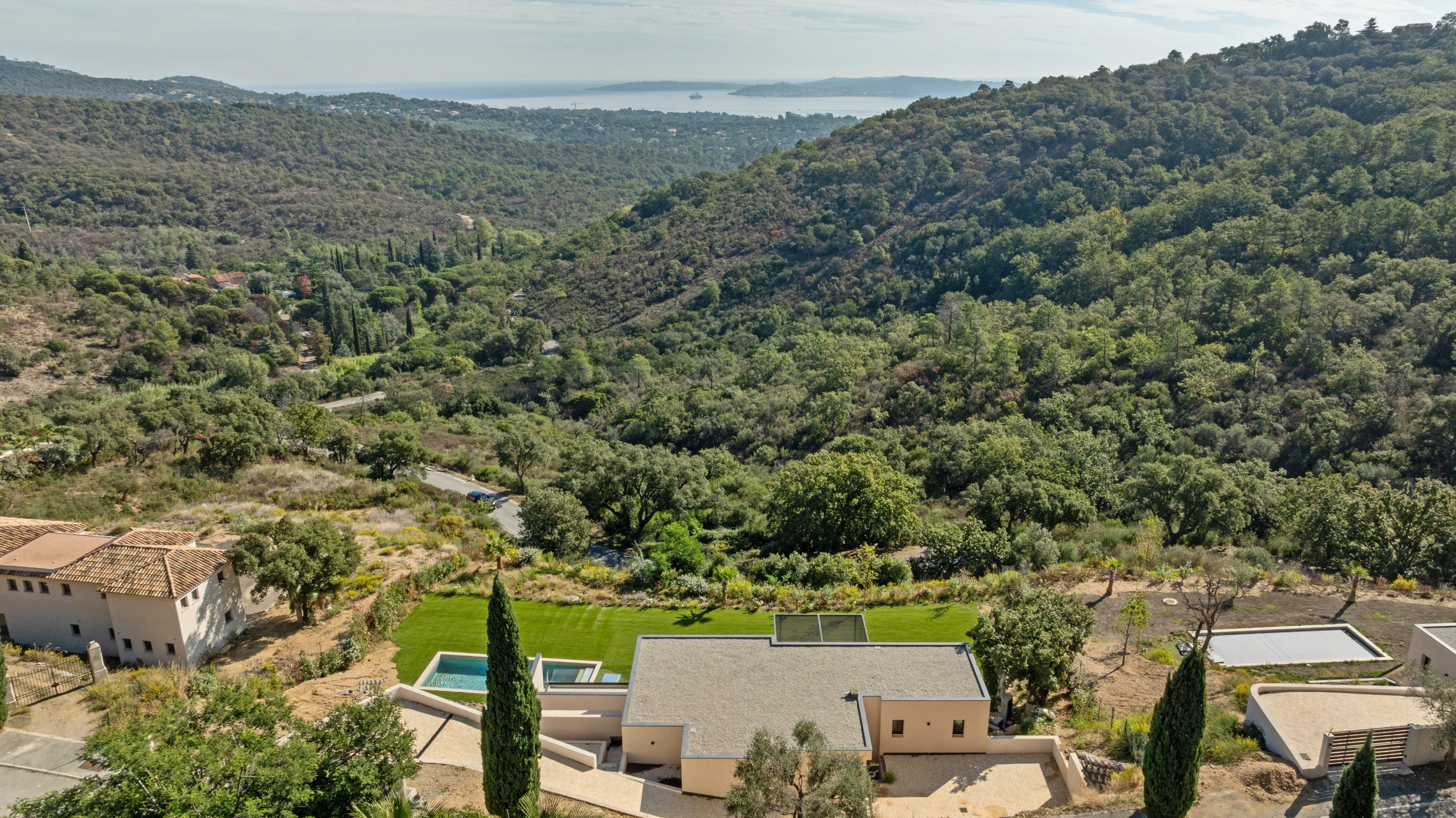  GRIMAUD – MODERN VILLA WITH SEA VIEWS – 5 MINUTES FROM THE COAST - 物件實景