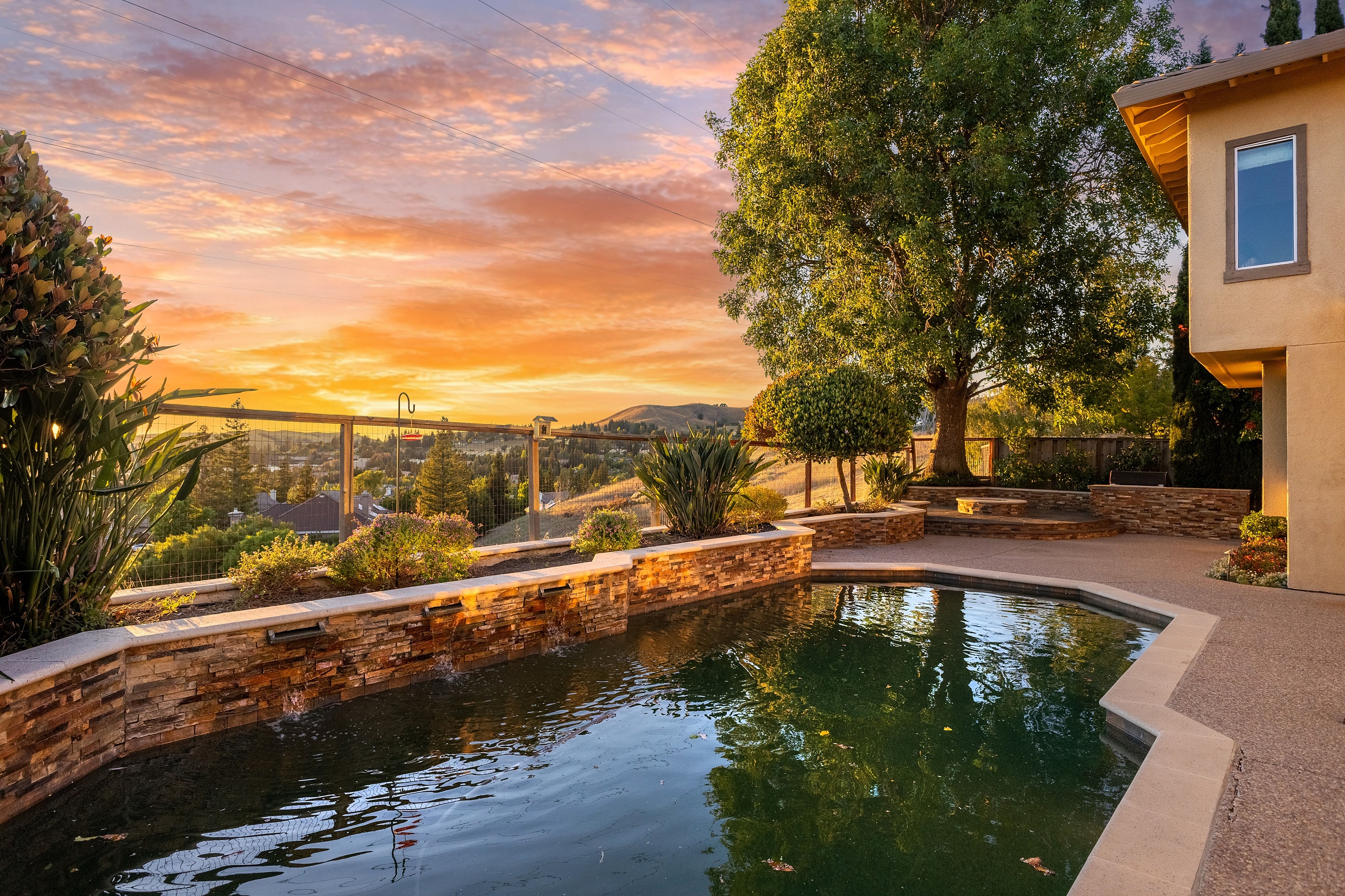  Award-Winning Curb Appeal with Spectacular Sunset Views - 物件實景