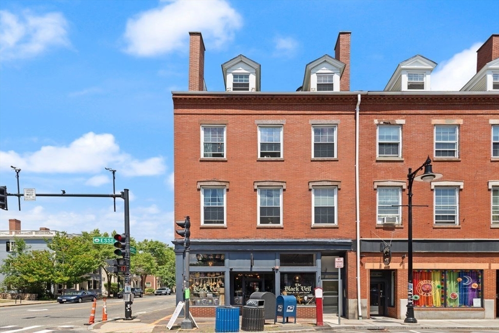 Salem, Massachusetts, 01970, United States, 2 Bedrooms Bedrooms, ,2 BathroomsBathrooms,Residential,For Sale,1896365