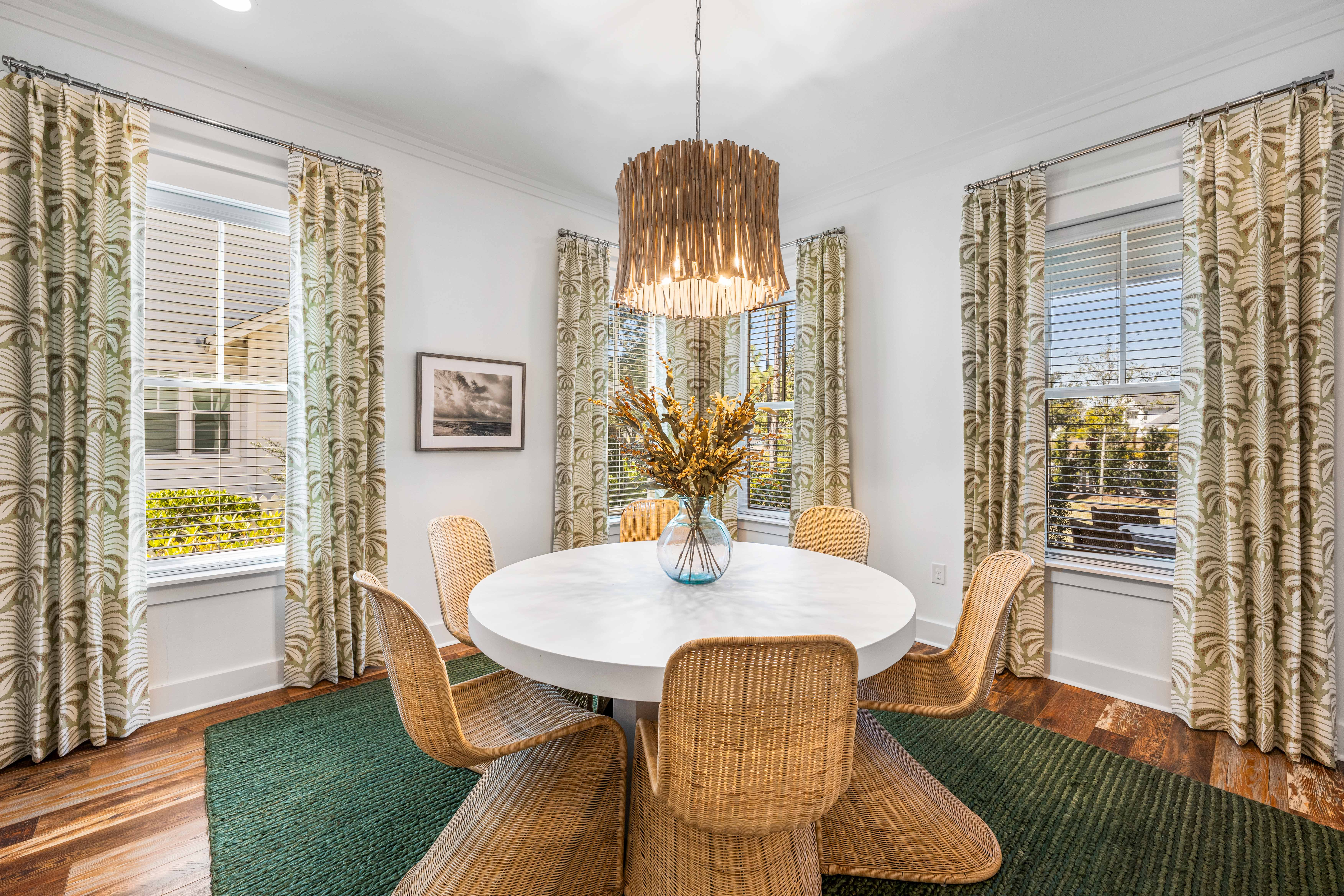  Oversized Corner Lot Home with Carriage House, Screened Porch & Fenced Yard - 物件實景