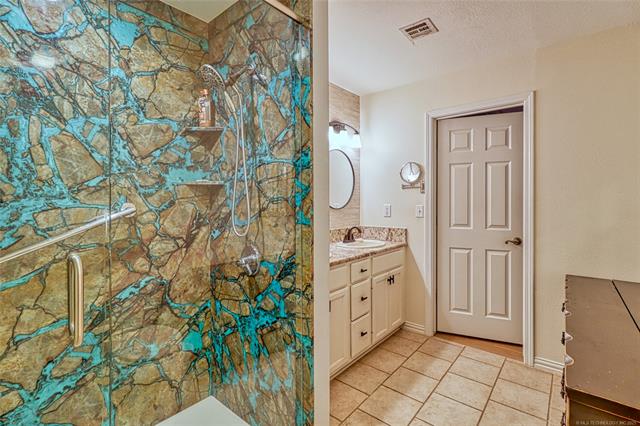 Eufaula, Oklahoma, 74432, United States, 3 Bedrooms Bedrooms, ,3 BathroomsBathrooms,Residential,For Sale,1987326