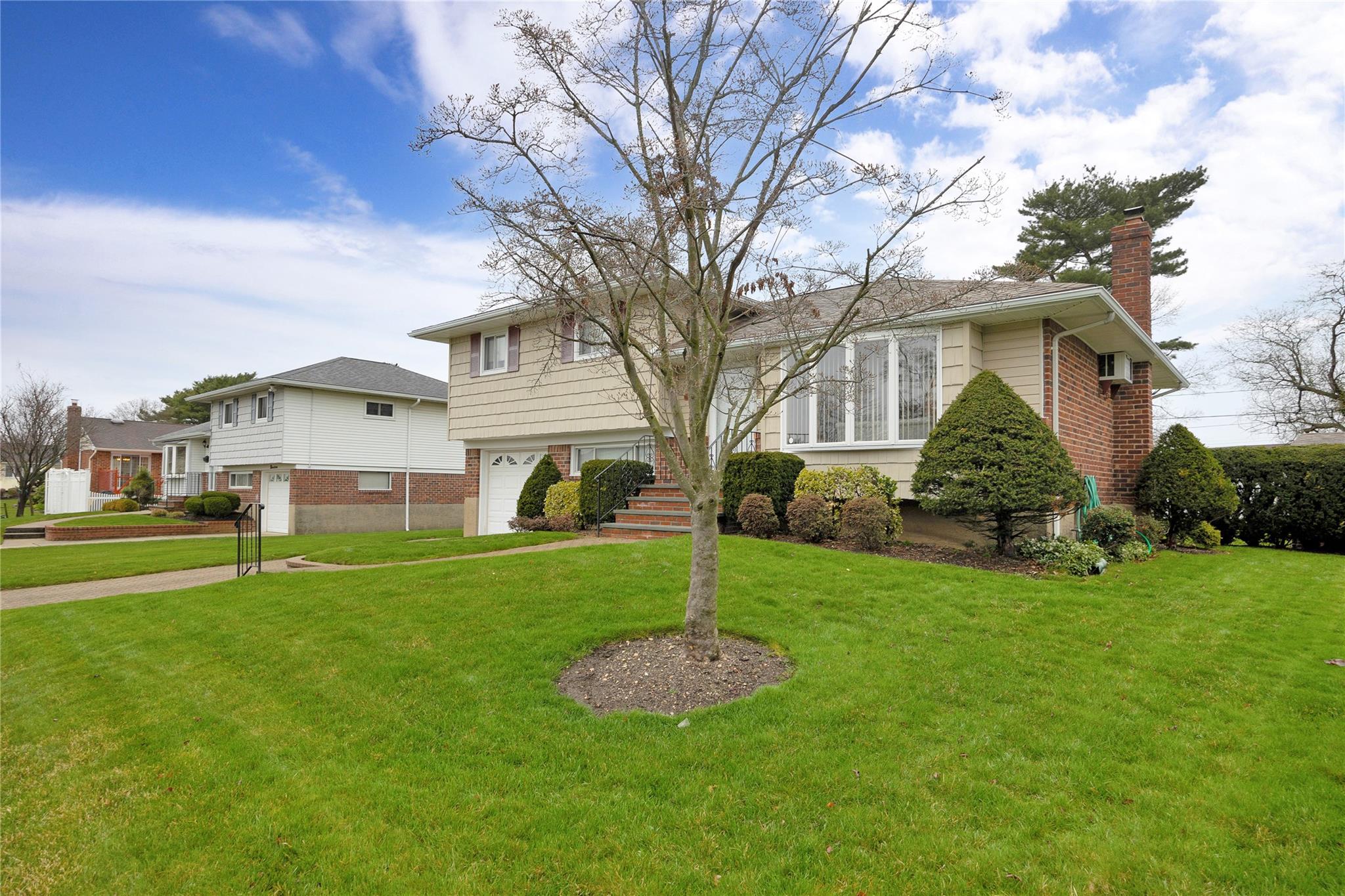 Farmingdale, New York, 11735, United States, 3 Bedrooms Bedrooms, ,2 BathroomsBathrooms,Residential,For Sale,1793248