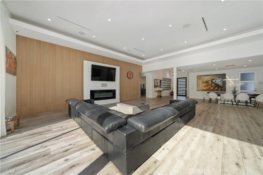 Woodland Hills, California, 91367, United States, 4 Bedrooms Bedrooms, ,2 BathroomsBathrooms,Residential,For Sale,2003177